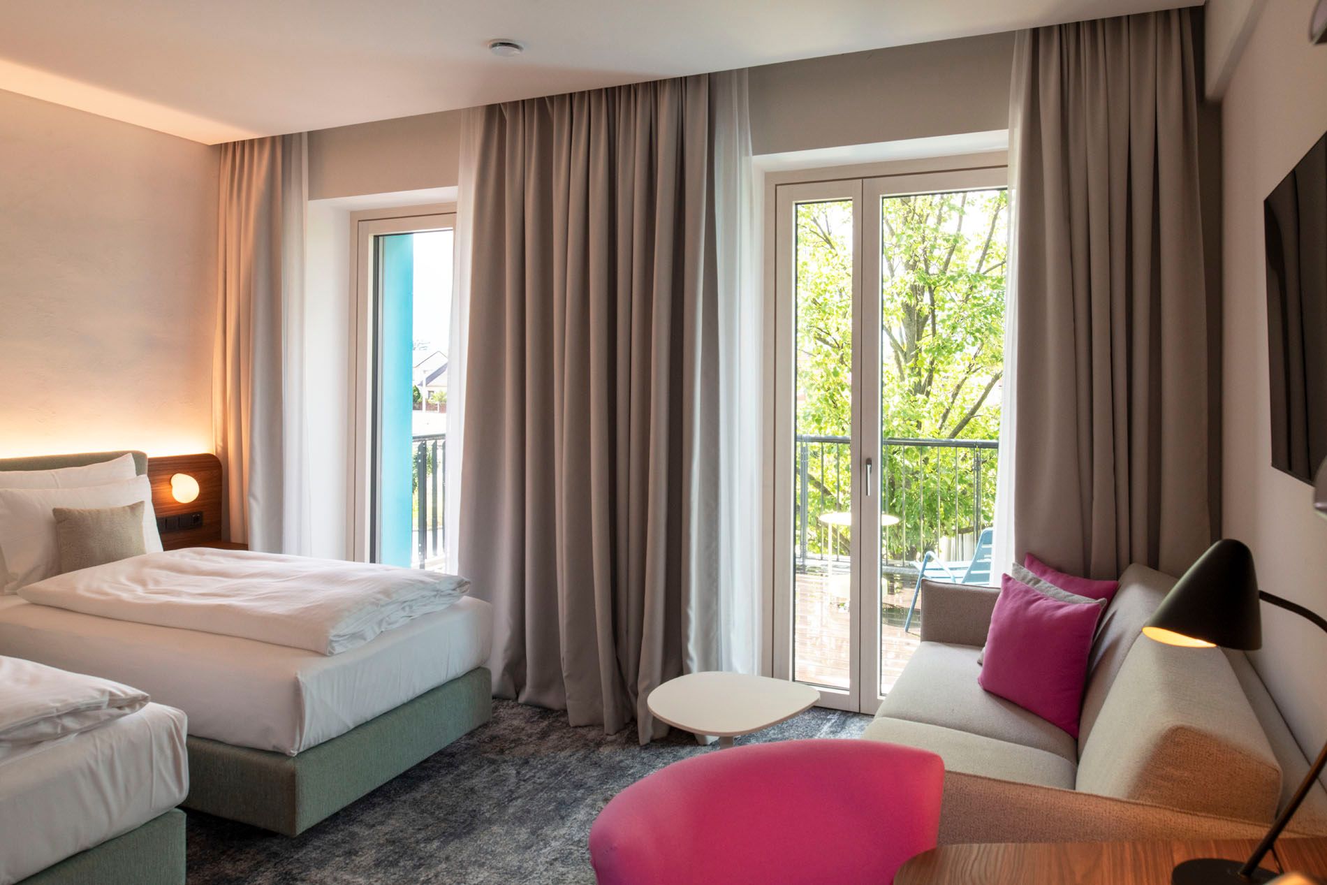 Helles Doppelzimmer mit Sofa, Tischchen und Balkon