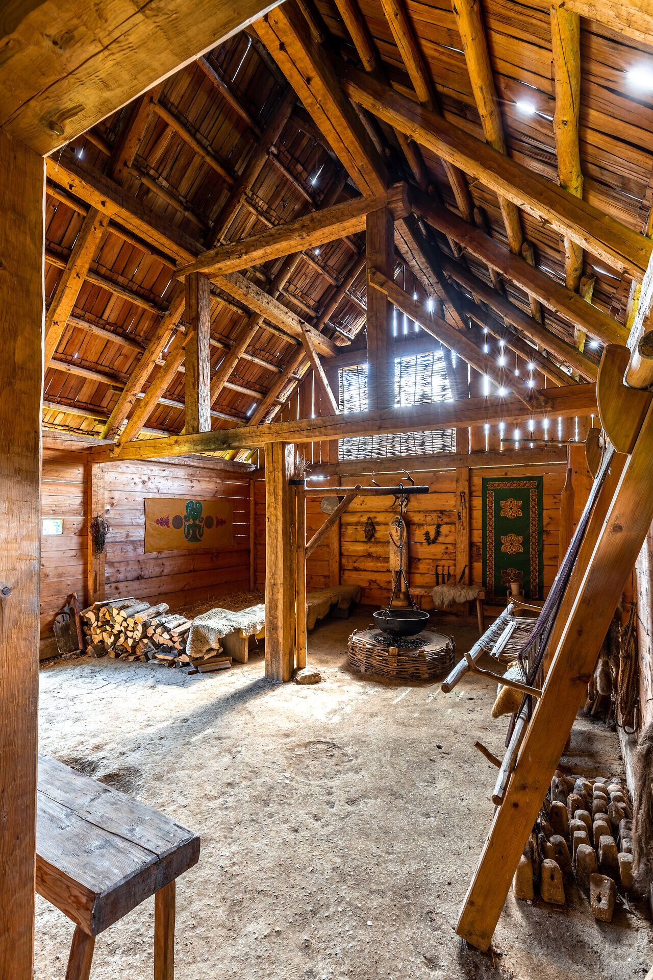 Innenansicht eines Hauses im Keltendorf Schwarzenbach mit Blick auf einen Holzdachstuhl von innen.