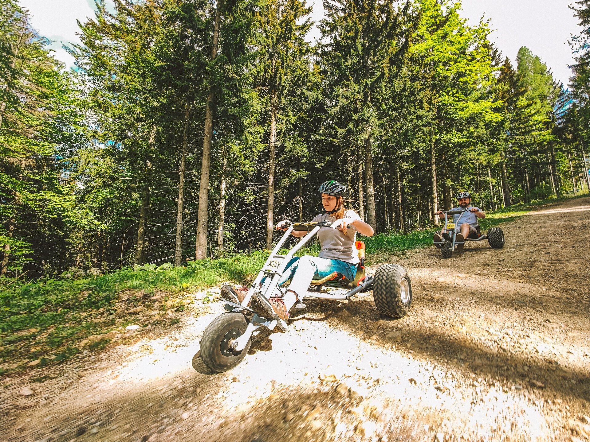 Mit den Mountaincarts geht es von der Bergstation Semmering Hirschenkogel wieder hinunter. Spektakulärer Ausblick inklusive