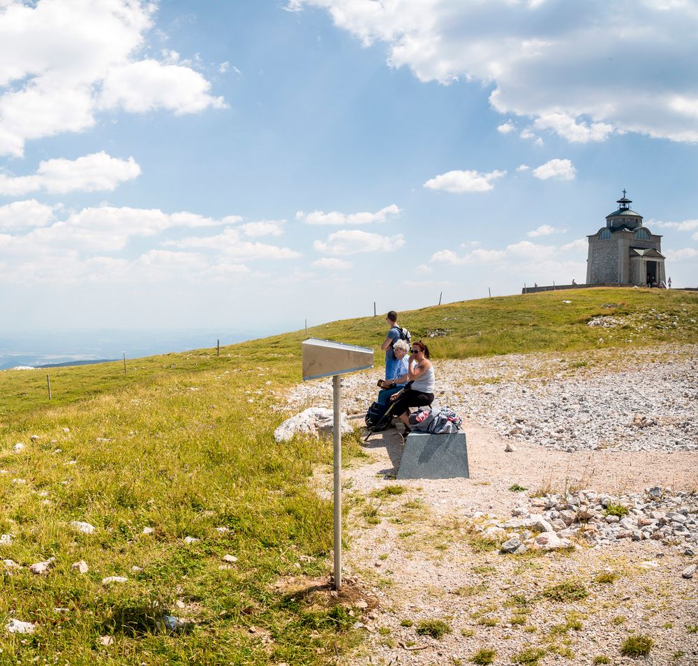A viewing point with the Elisbaethkircherl in the background, and a telescope in front of it 