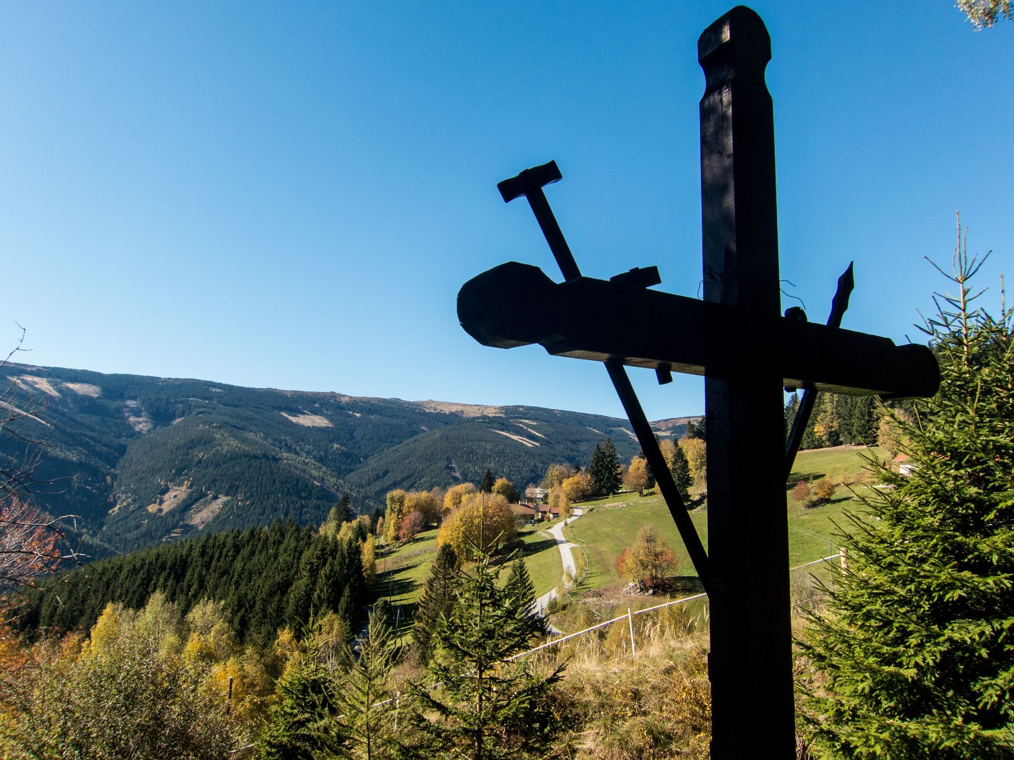 Wegkreuz am Weg zur Mönichkirchner Schwaig