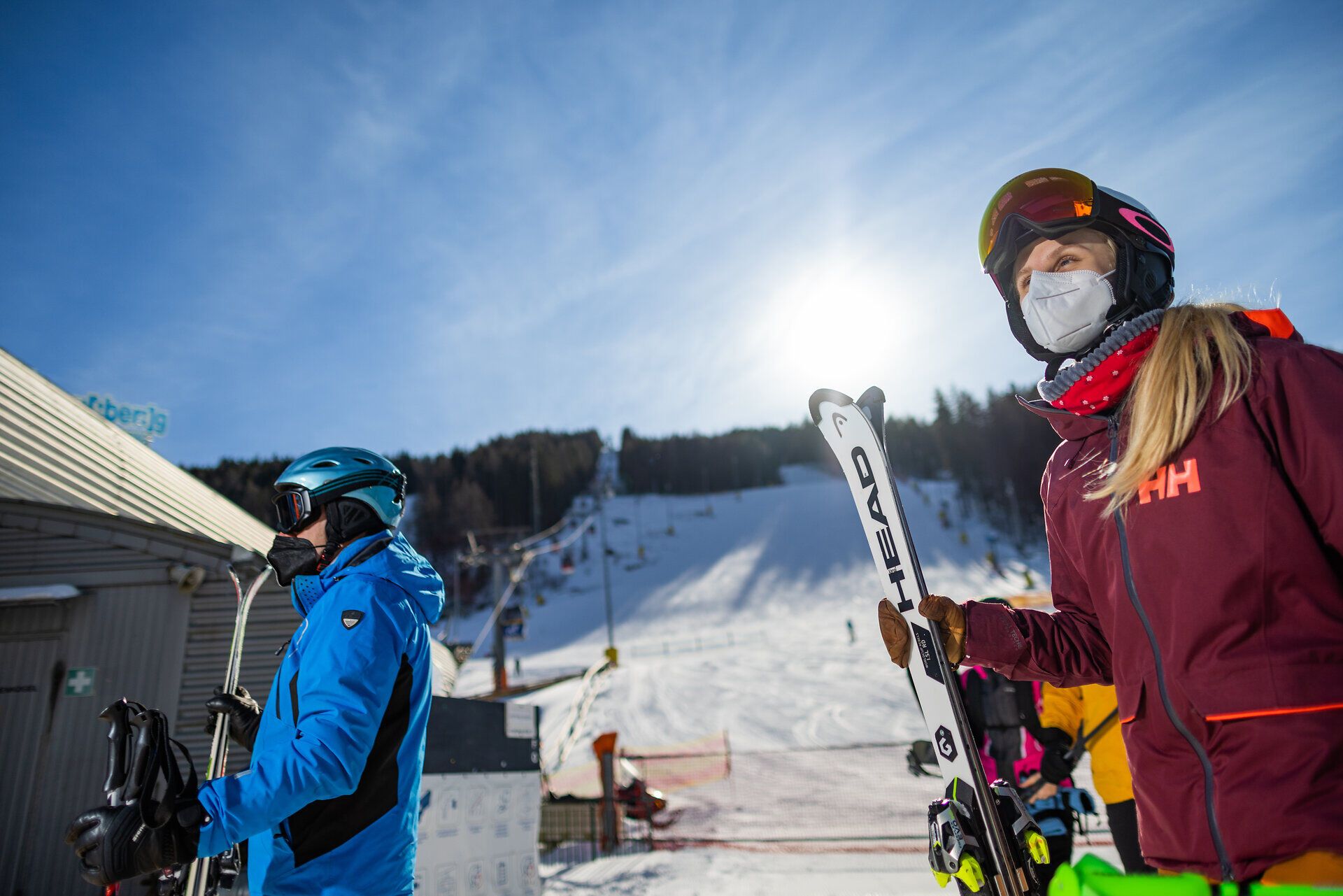 Die strahlende Wintersonne taucht die schneebedeckten Pisten in ein magisches Licht, während begeisterte Skifahrer sich auf den Weg zur Bergstation machen. Die frische, klare Luft und die beeindruckende Kulisse der Wiener Alpen laden zu unvergesslichen Abenteuern im Schnee ein.