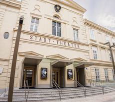 Stadttheater in Wiener Neustadt, Aufnahmen von Außen und vom Theatersaal