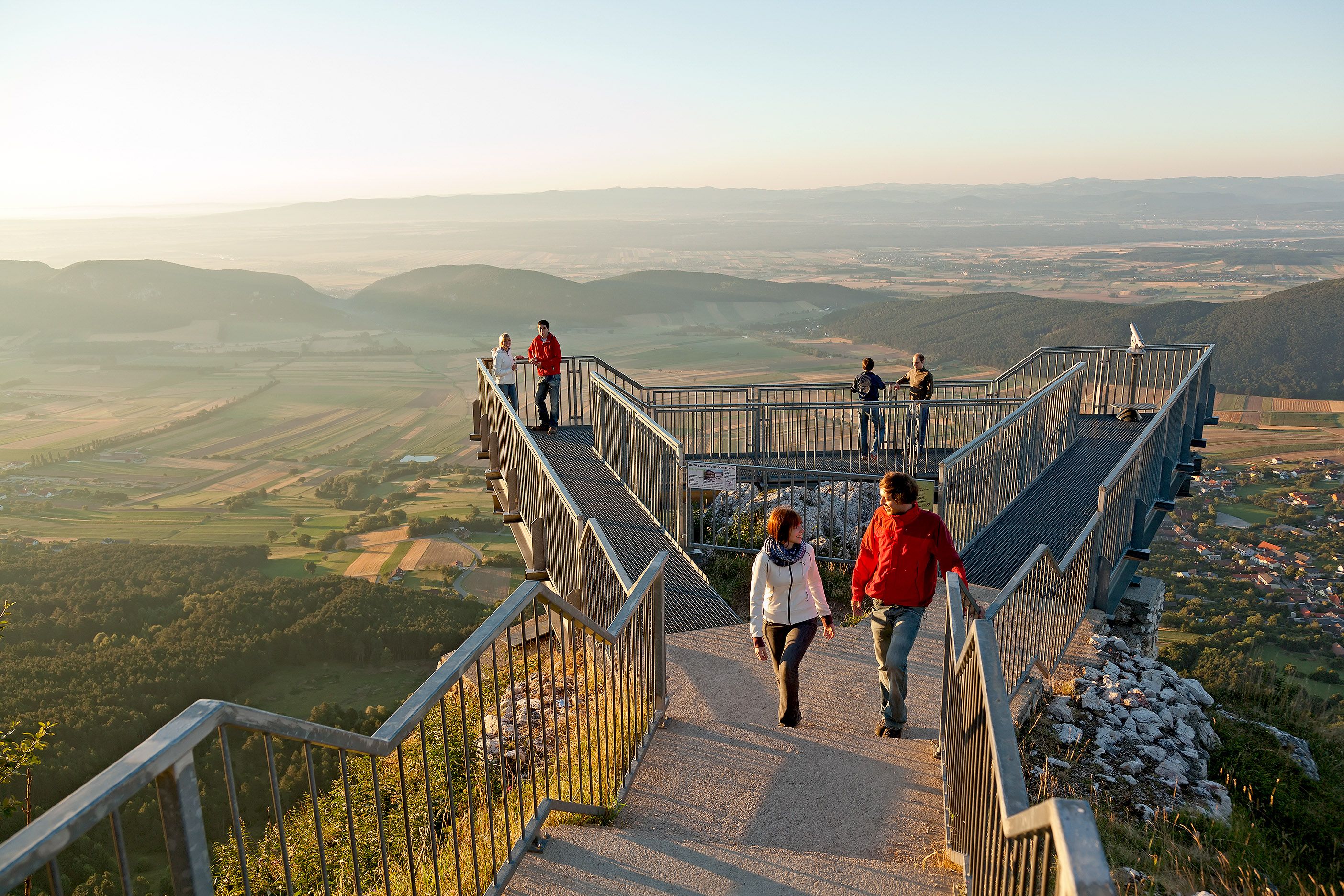 Ausflügler am Skywalk Hohe Wand 