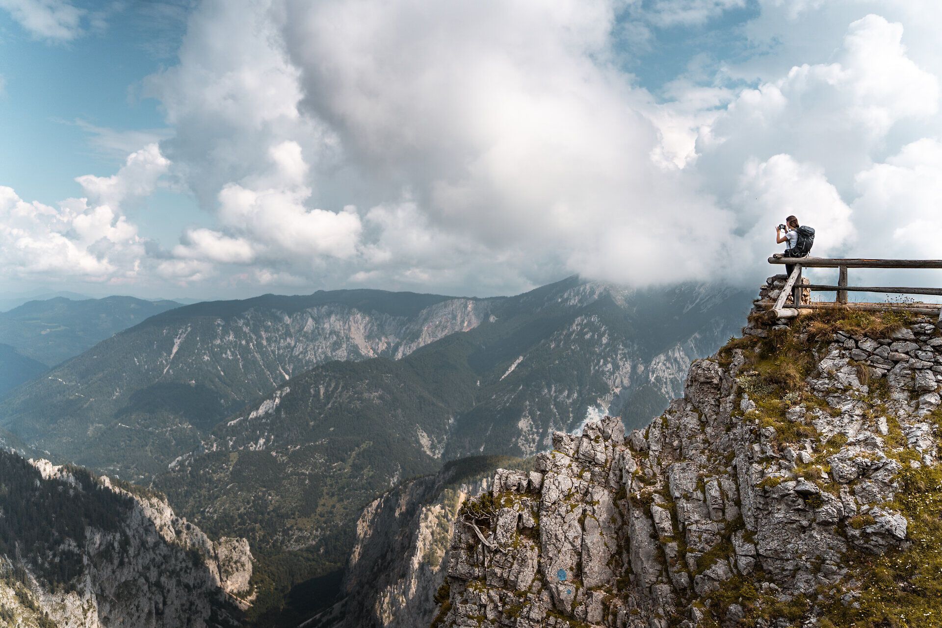 Ein atemberaubender Blick über das Höllental entfaltet sich vor Ihnen, während die majestätischen Gipfel der Wiener Alpen in den Himmel ragen. Die frische Bergluft und die sanften Wiesen laden dazu ein, die Natur in vollen Zügen zu genießen und die Seele baumeln zu lassen.