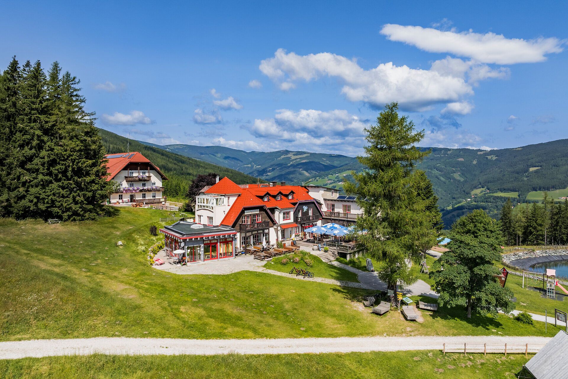 Der Alpengasthof Enzian mit großer Terrasse, diversen Wegen ums Haus und Schwimmteich liegt im Grünen auf der Schwaig und bietet einen schönen Ausblick auf die dahinterliegende Landschaft.