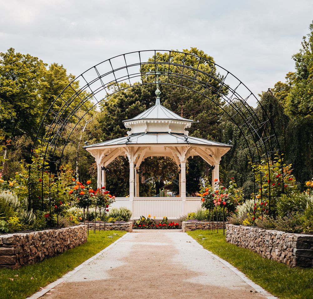 Pavillon im Stadtpark. Von Blumen und Bäumen umgeben. 