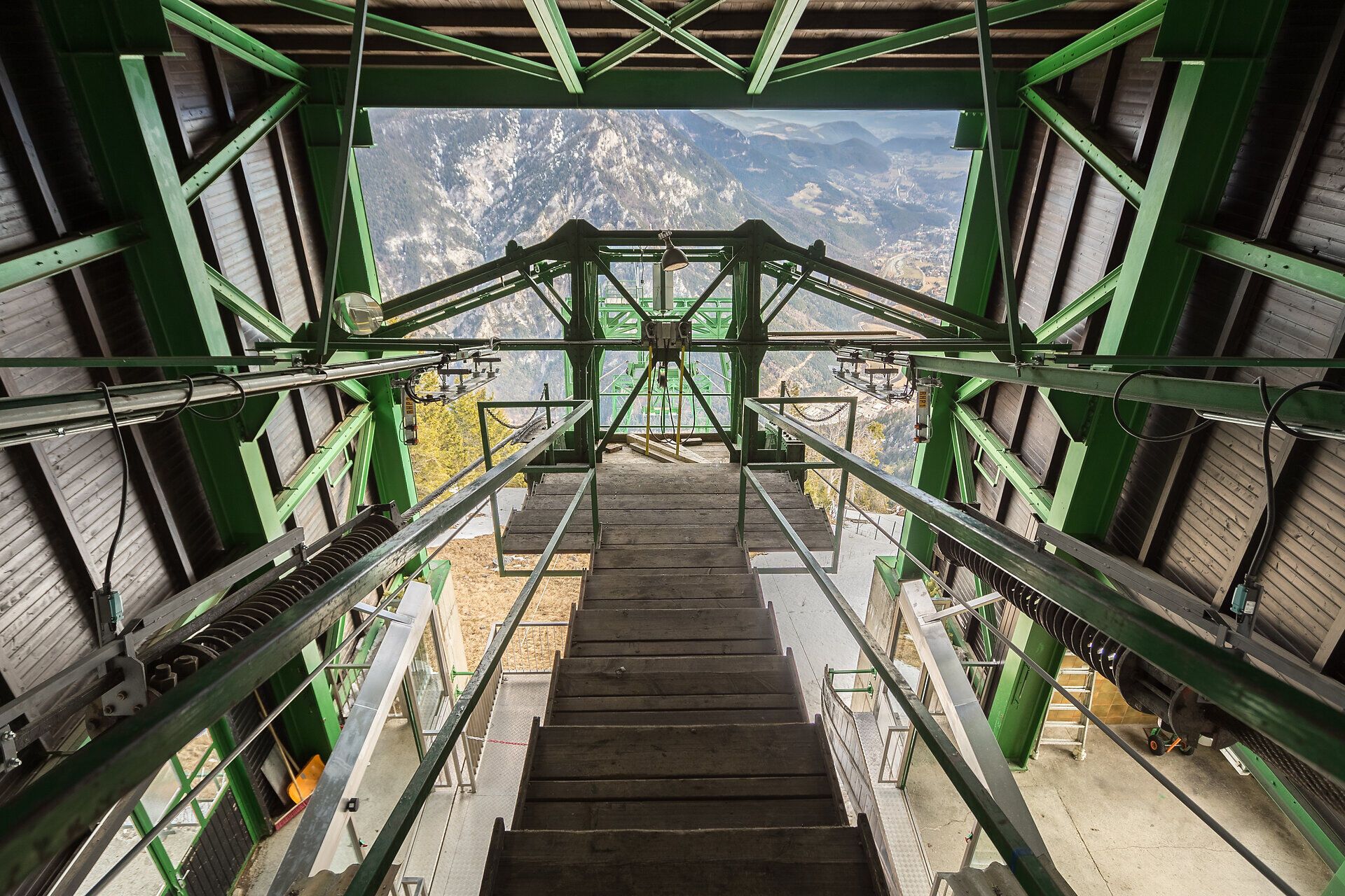 Die beeindruckende Aussicht von der Bergstation lädt dazu ein, die majestätischen Gipfel und das weite Tal zu bewundern. Die frische Bergluft und das sanfte Rauschen des Windes schaffen eine Atmosphäre der Ruhe und Erholung. Hier beginnt das Abenteuer des Hüttenhüpfens durch die alpine Landschaft.