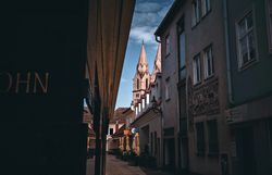 Seitengasse von Wiener Neustadt mit Blick auf dem Dom. 