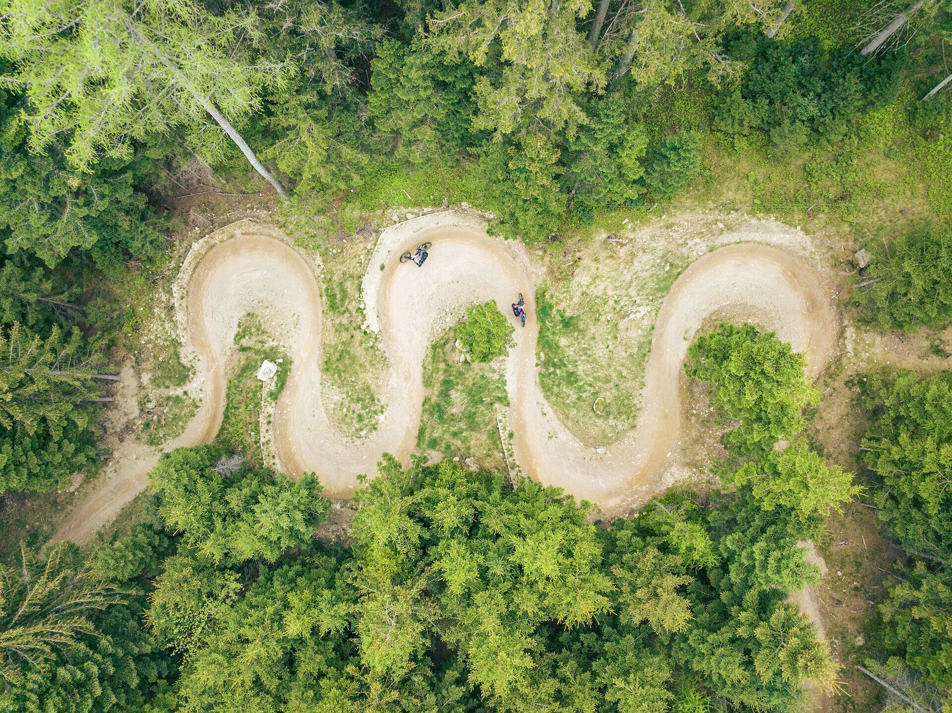 Vogelperspektive auf zwei Biker auf den Wexl Trails