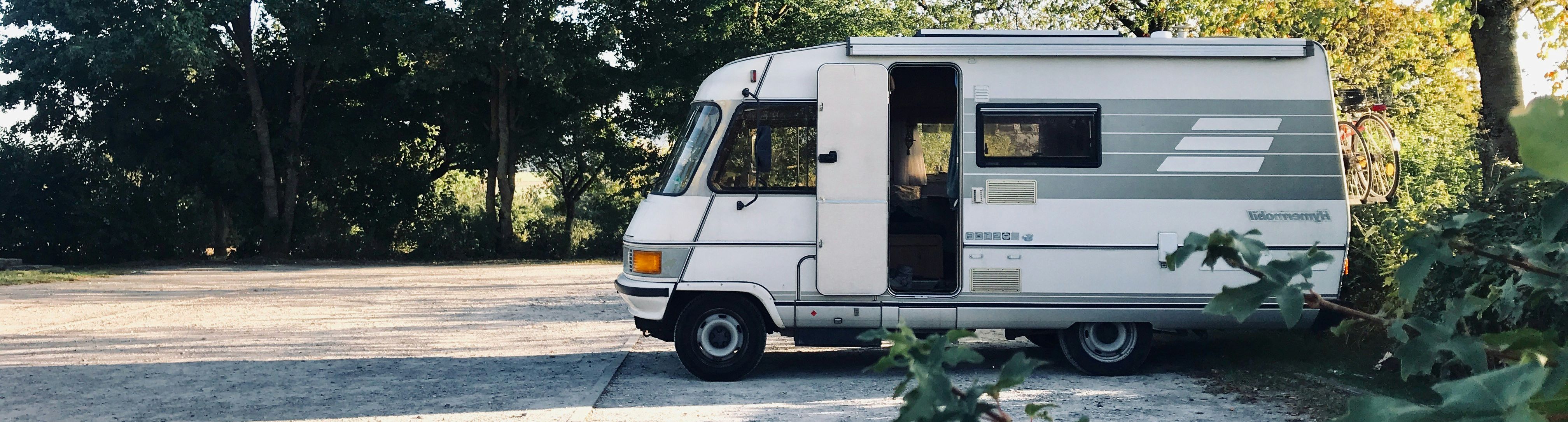 Wohnmobil auf Campingstellplatz