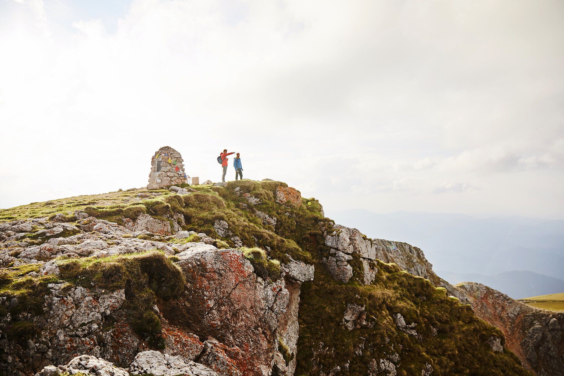 Auf dem Gipfel des Schneebergs genießen Wanderer die atemberaubende Aussicht auf die umliegenden Berge und Täler. Die frische Bergluft und das sanfte Licht der Nachmittagssonne schaffen eine unvergessliche Atmosphäre für Naturliebhaber. Hier, wo die Natur in voller Pracht erblüht, wird jeder Schritt zum Erlebnis.