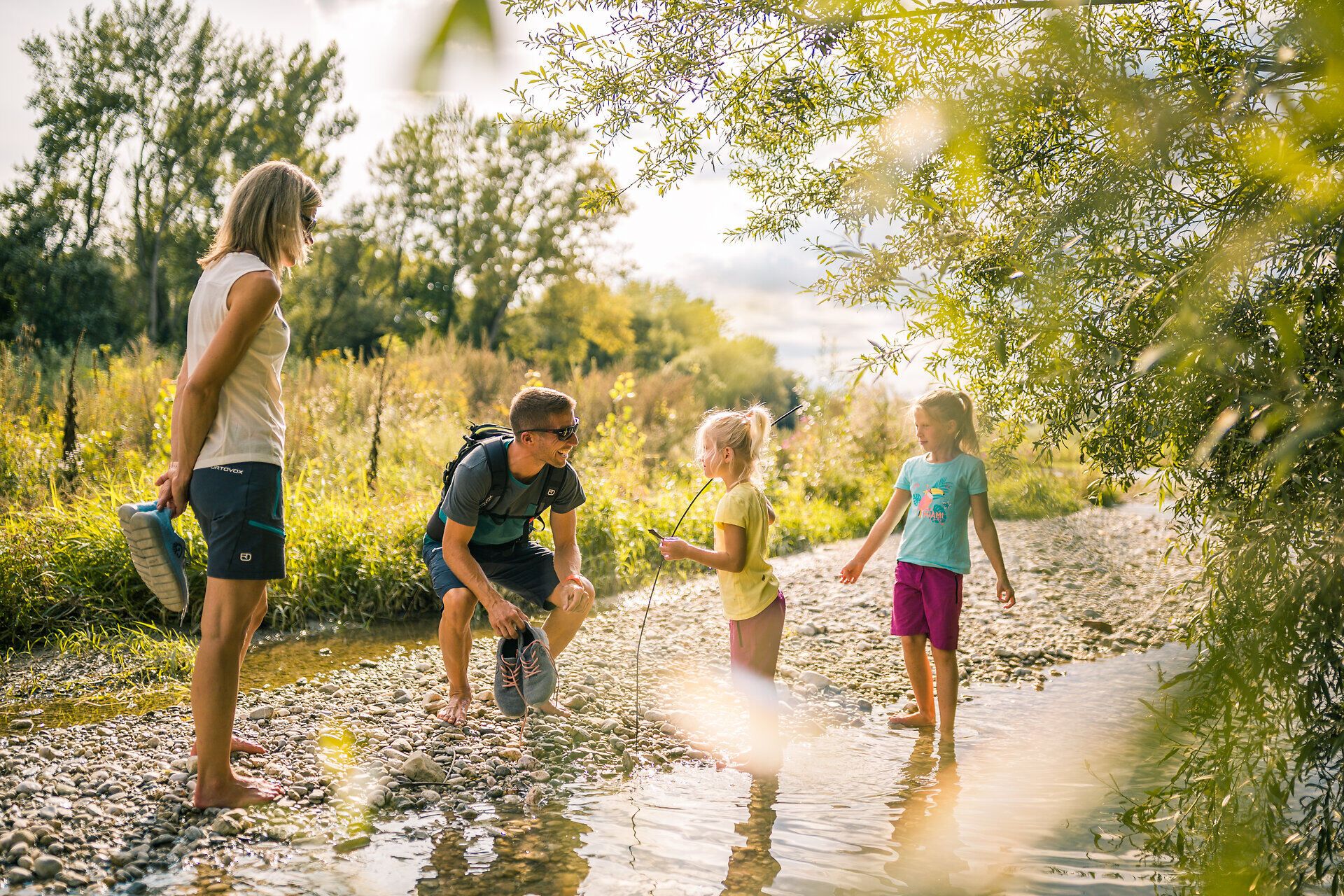 An heißen Tagen kann man sich die Füße in der Leitha abkühlen. 
