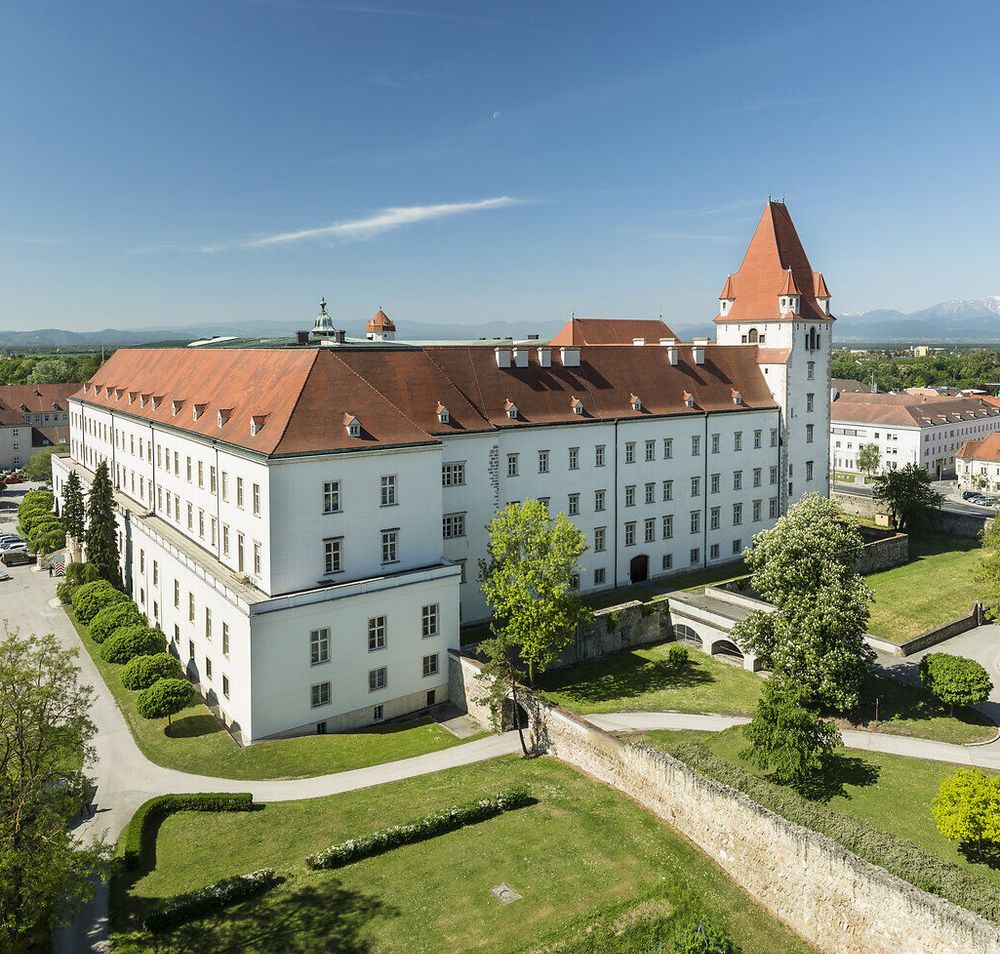 Luftaufnahme der Burg Wiener Neustadt mit dem weitläufigen Innenhof und den historischen Festungsanlagen.