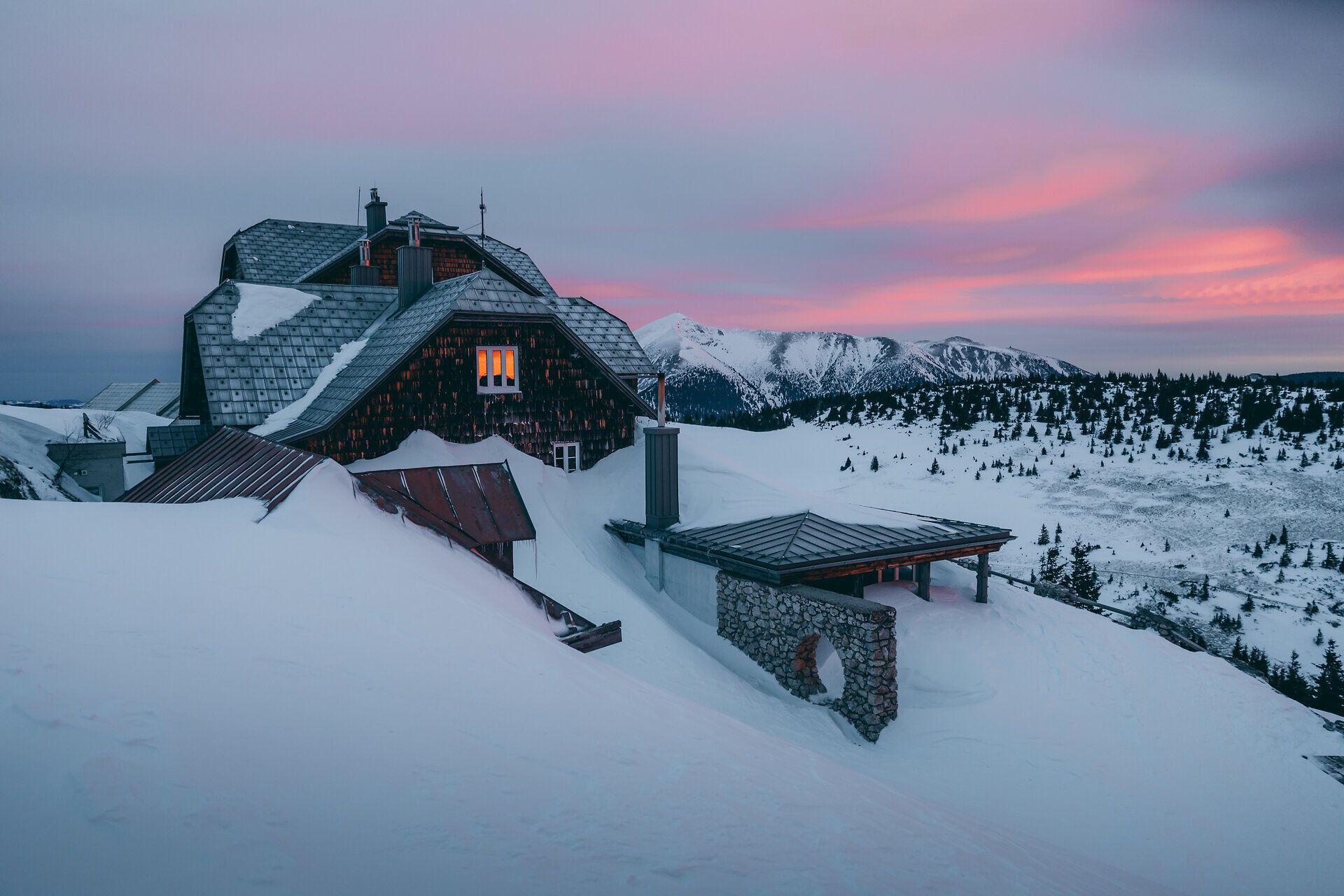 In der winterlichen Landschaft erstrahlt das Ottohaus in warmen Farben, während die schneebedeckten Berge im Hintergrund majestätisch aufragen. Die ruhige Atmosphäre lädt dazu ein, die frische Bergluft zu genießen und die Schönheit der Wiener Alpen zu erleben.