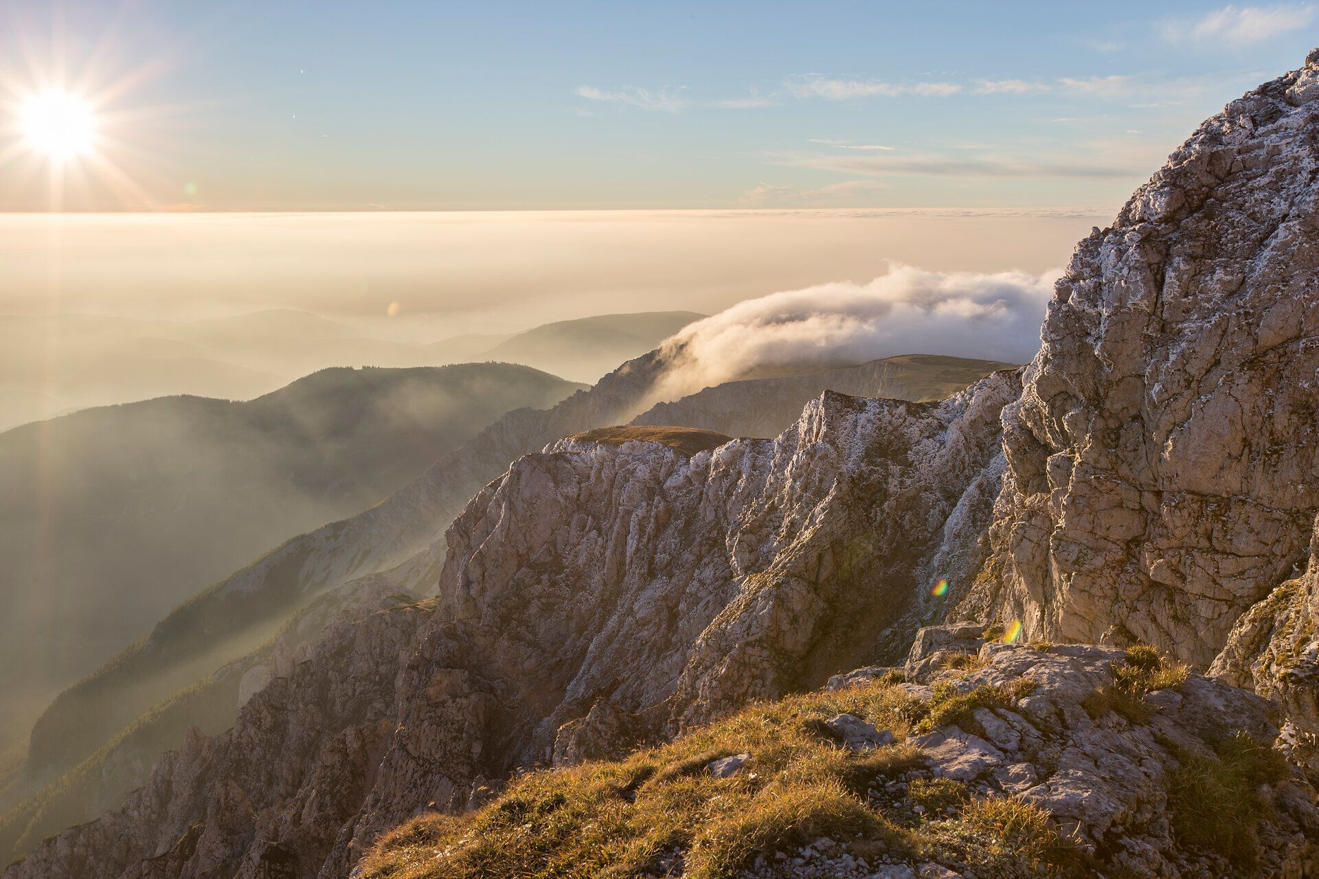 Die majestätischen Gipfel der Wiener Alpen erheben sich stolz in den Himmel, während die sanften Nebelschwaden über die Täler gleiten. Ein atemberaubender Sonnenaufgang taucht die Landschaft in goldenes Licht und lädt zu unvergesslichen Erlebnissen in der Natur ein.