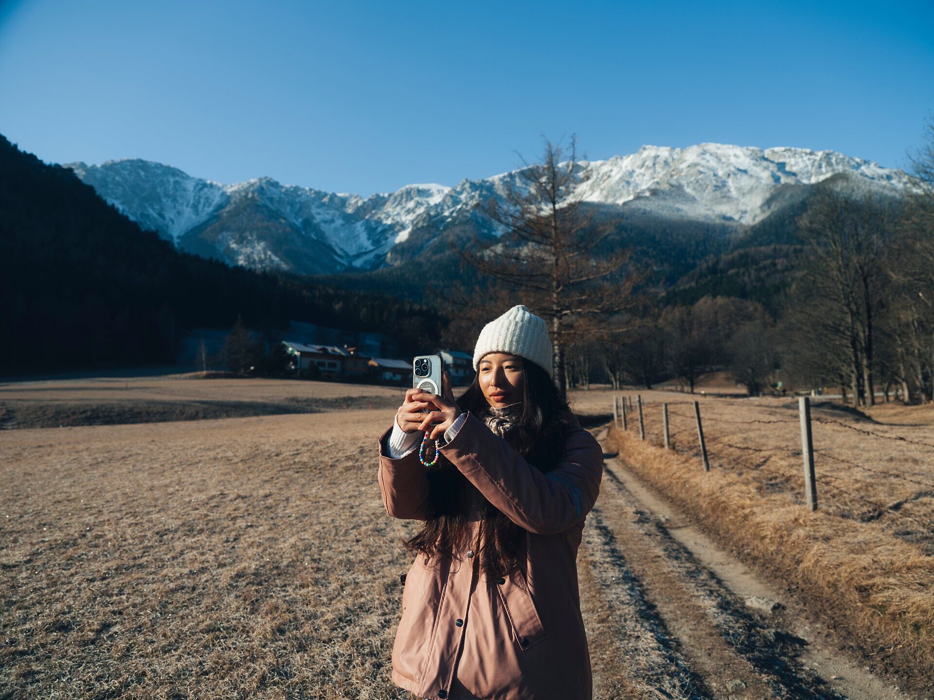 In der winterlichen Landschaft von Losenheim entfaltet sich eine zauberhafte Kulisse, in der die schneebedeckten Berge majestätisch in den Himmel ragen. Die klare, kalte Luft lädt zu einem unvergesslichen Winterwandererlebnis ein, während die sanften Hügel und die schimmernde Schneedecke eine friedliche Stille verbreiten.