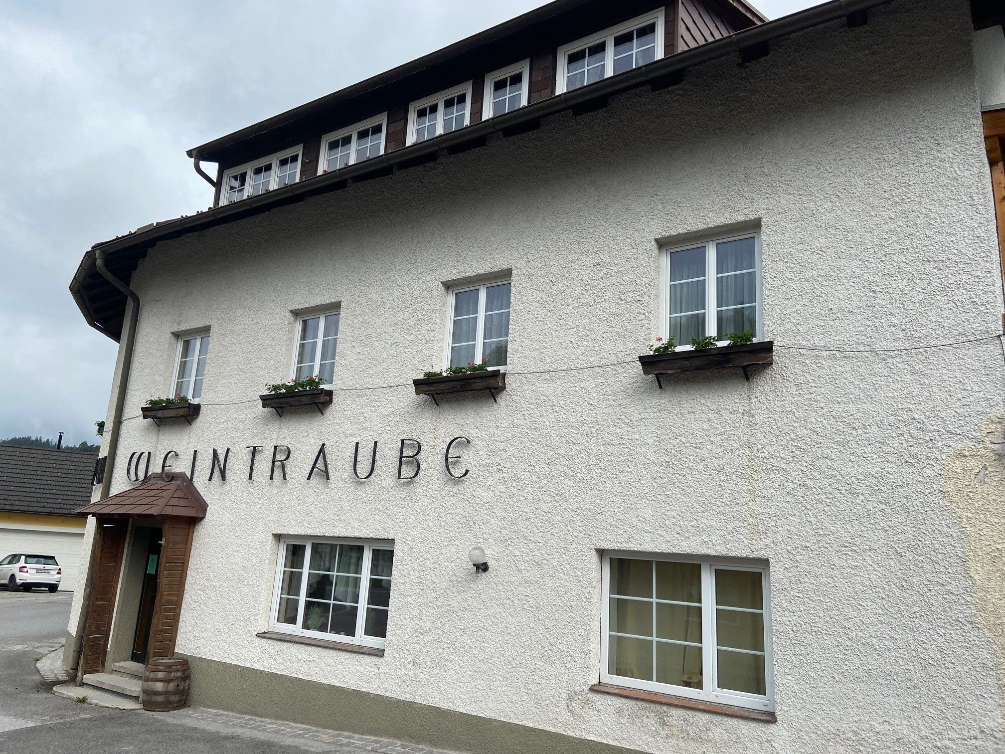 Fassade eines Gebäudes mit dem Schriftzug 'Weintraube'.