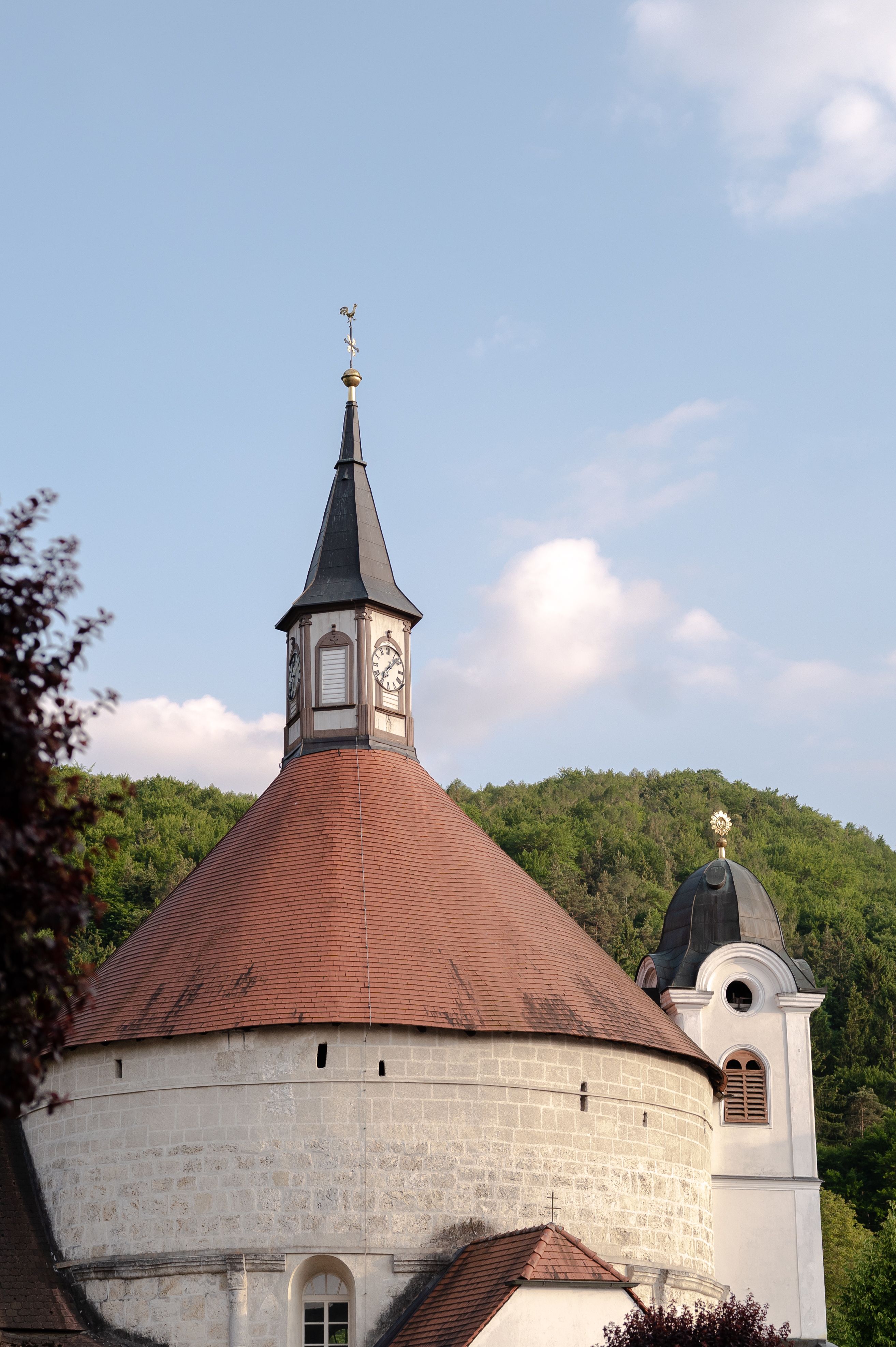 Seltene, gemauerte Rundkirche mit rotem Dach und Turm in Scheiblingkirchen