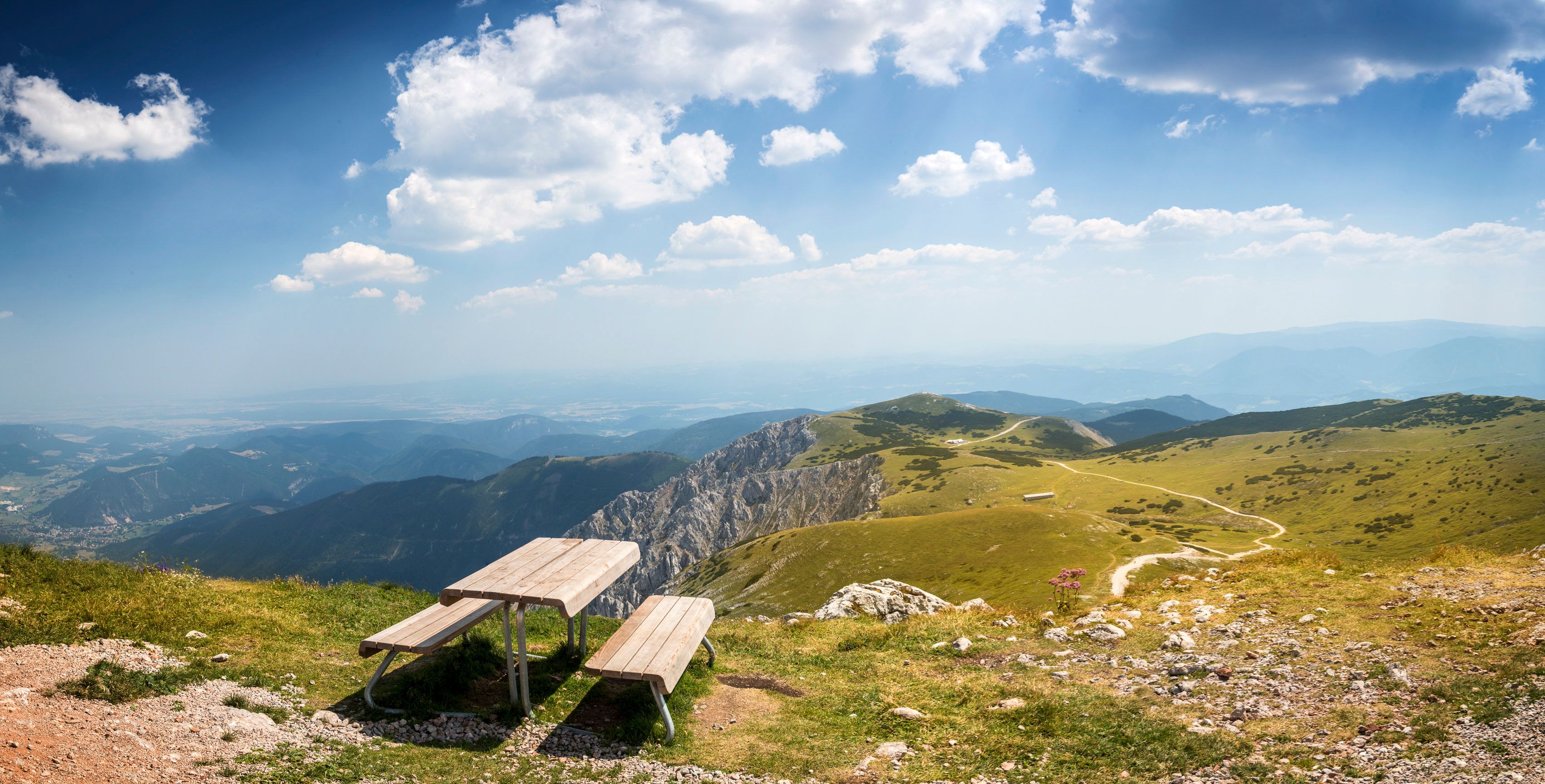 Sitzbank bei der Fischerhütte mit Ausblick in das Tal 