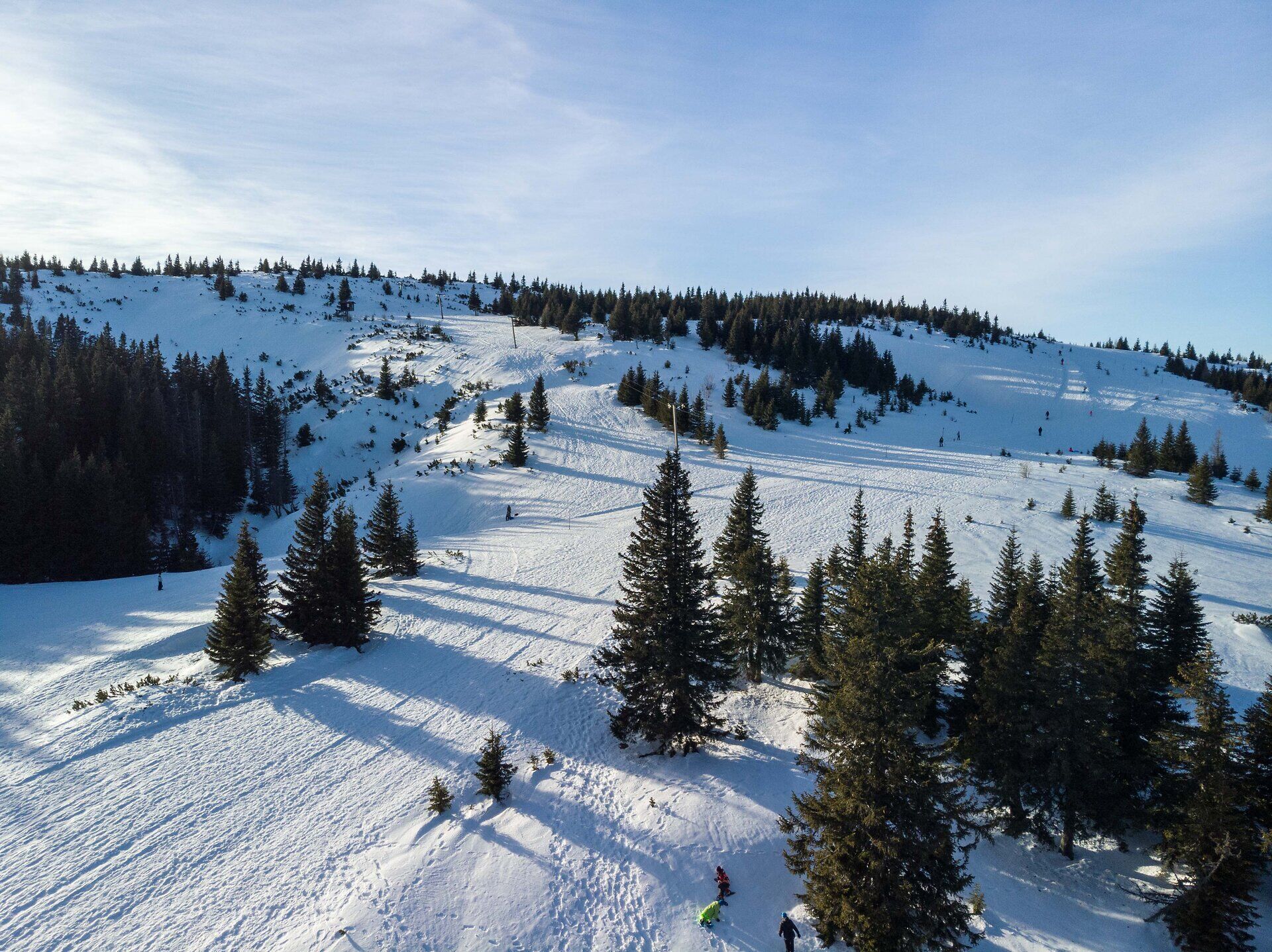 Die schneebedeckten Hänge der Rax laden zu unvergesslichen Schneeschuhwanderungen ein. Umgeben von majestätischen Nadelbäumen und glitzerndem Schnee, erleben Besucher die Ruhe und Schönheit der winterlichen Alpenlandschaft.