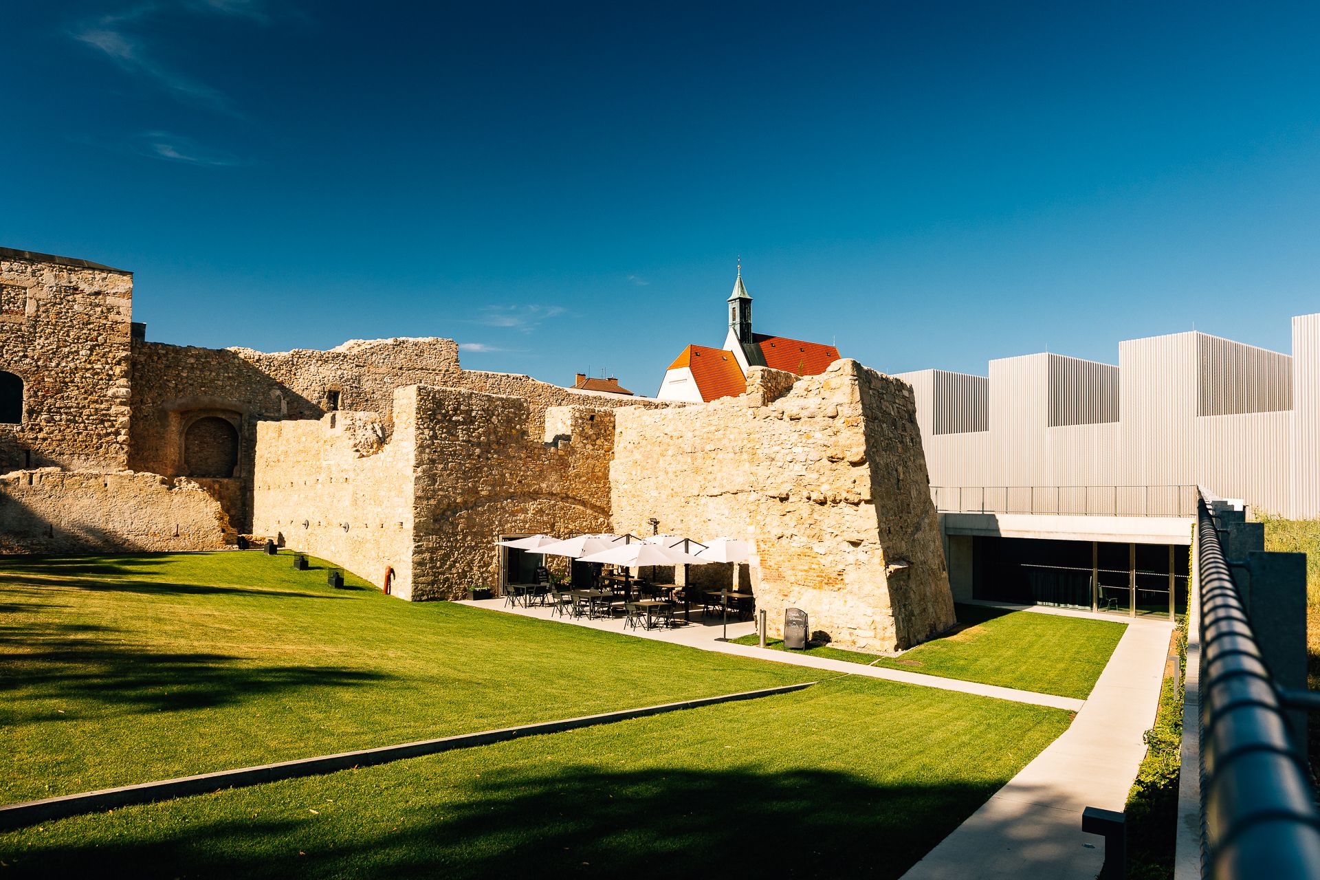 Kasematten mit dunkel blauen Himmel 