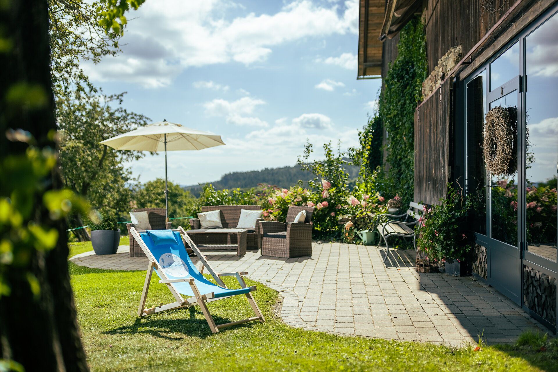 Bauernhof Dissauer in St. Corona am Wechsel mit seiner gemütlichen Terrasse und seinen Ziegenstall liegt in grüner Umgebung .