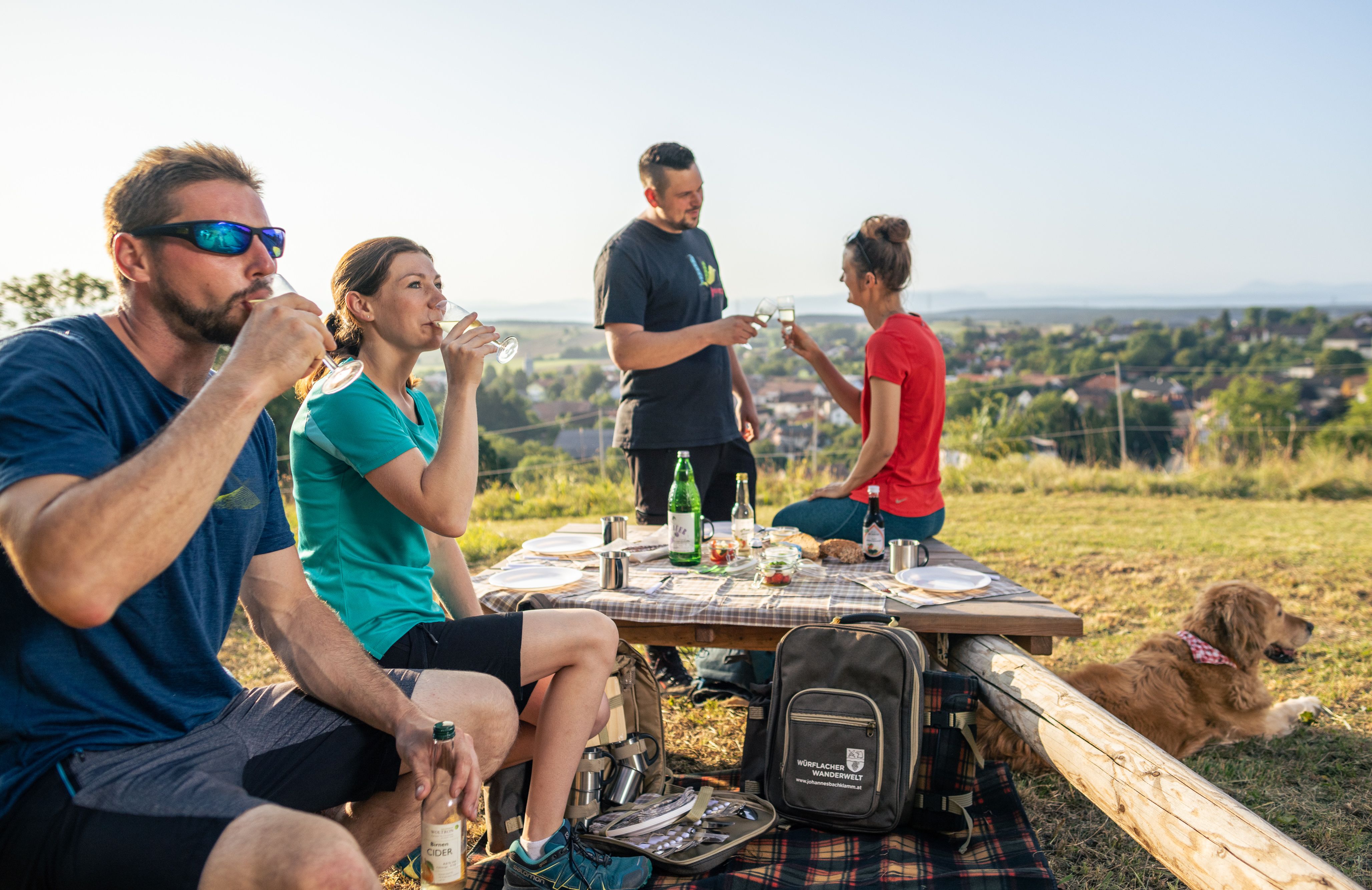 Picknick Pause beim wandern mit Tisch und Bänken