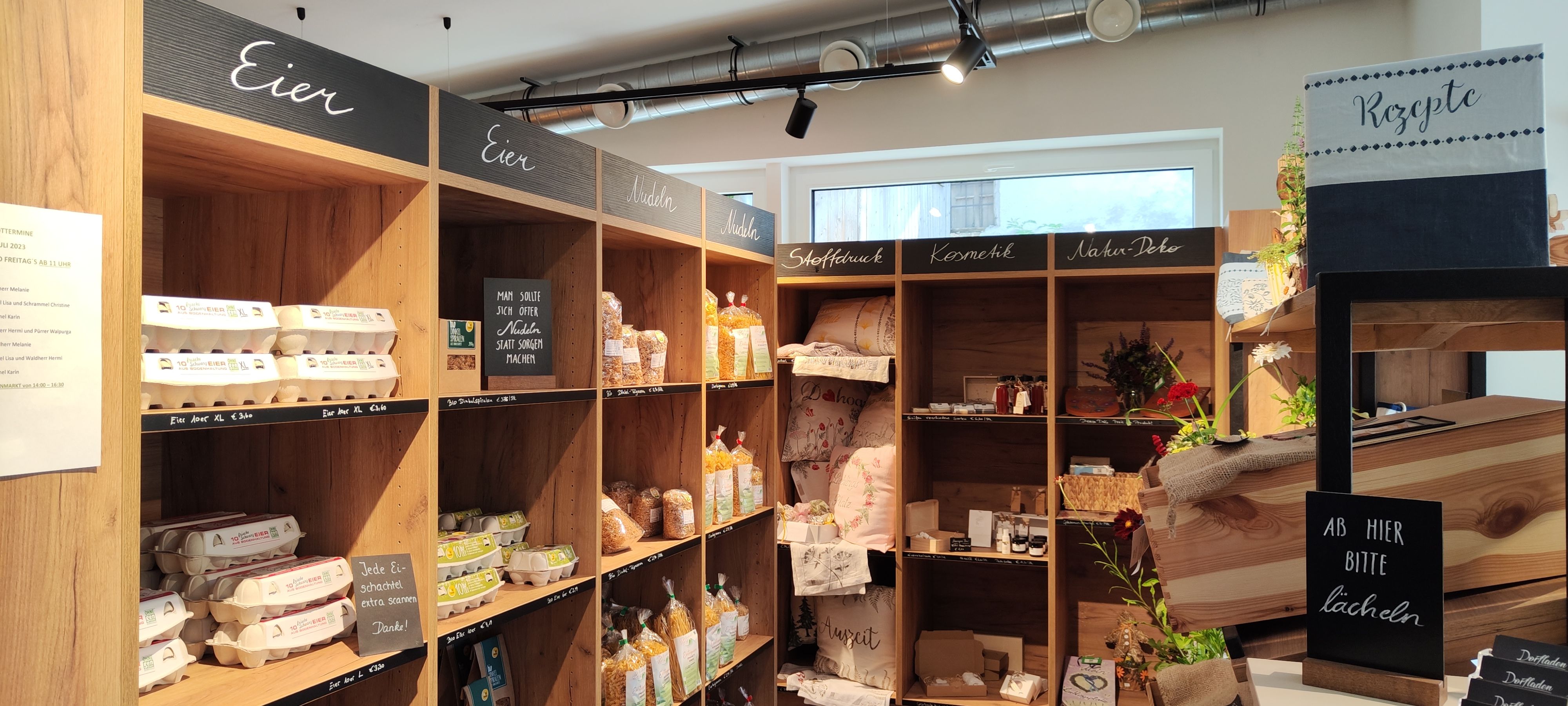 Regale mit Eiern, Nudeln und Dekoartikeln in einem Dorfladen.