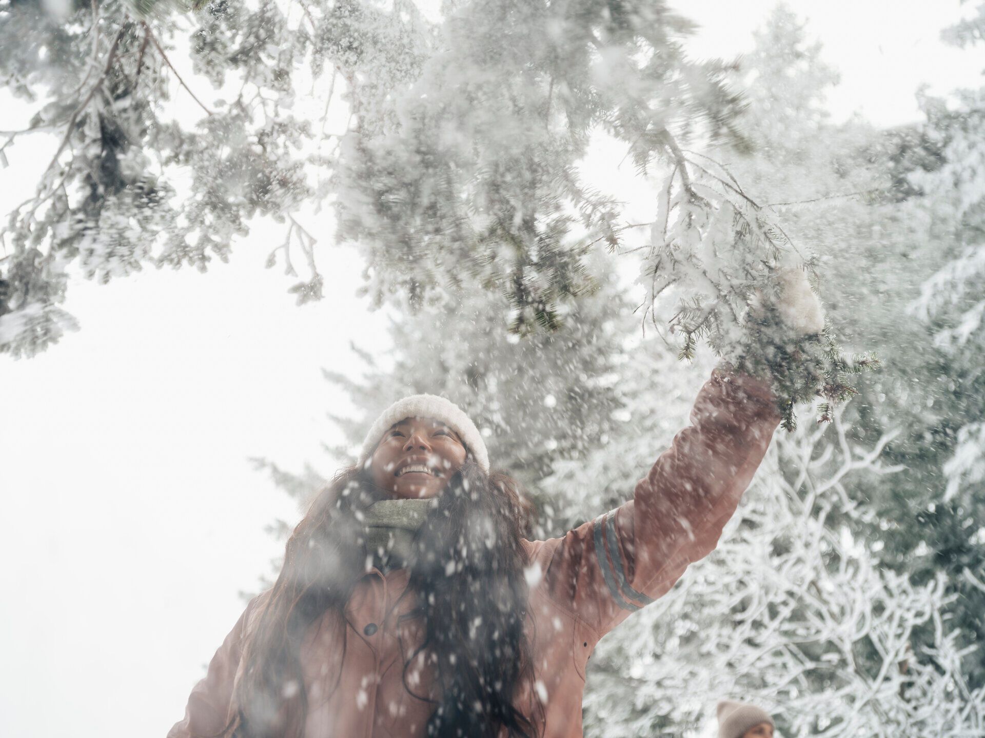 Inmitten einer winterlichen Märchenlandschaft strahlt die Freude der Menschen, während sie im sanften Schneefall spielen. Die verschneiten Bäume umgeben sie wie ein schützender Mantel, während die frische, kalte Luft die Sinne belebt und die Herzen erwärmt.