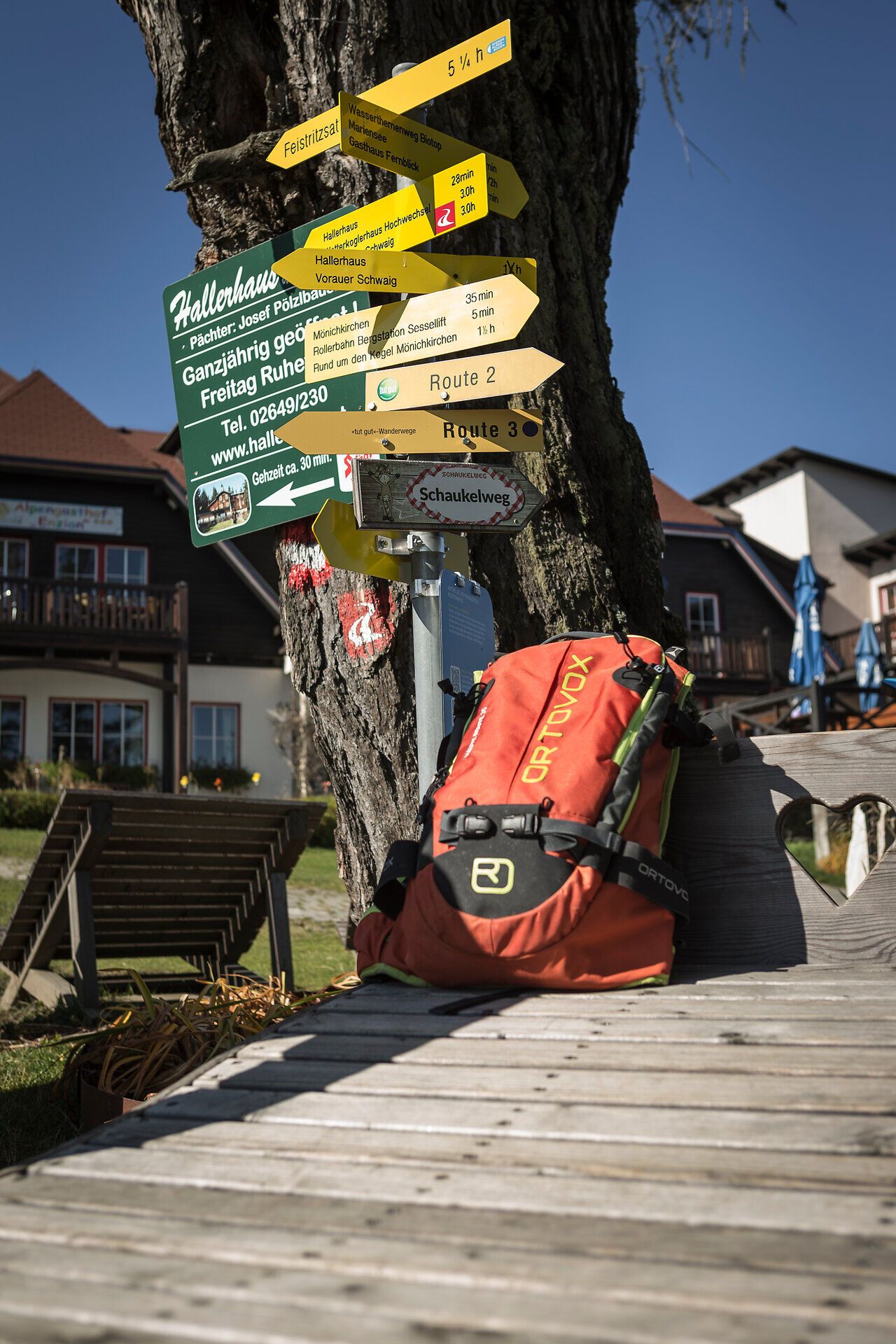Ein strahlend blauer Himmel über den sanften Hügeln der Wiener Alpen lädt zu unvergesslichen Wanderungen ein. Die frische Bergluft und die malerischen Ausblicke auf die umliegende Natur versprechen ein Erlebnis voller Ruhe und Erholung. Entdecken Sie die Schönheit der Landschaft und genießen Sie die Vielfalt der Wanderwege.