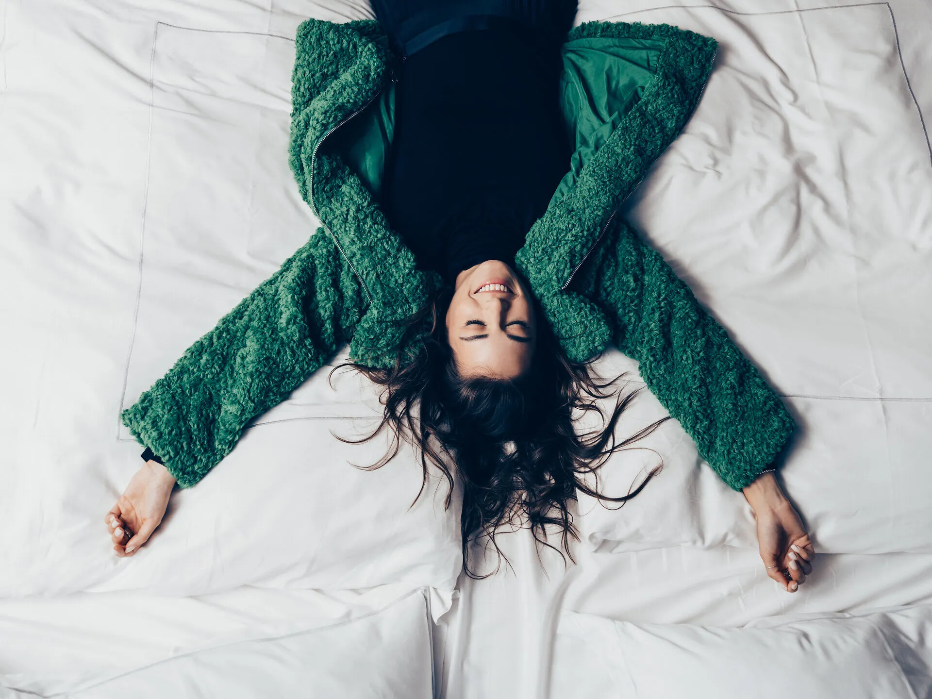 In einem gemütlichen Hotelzimmer breitet sich eine entspannte Atmosphäre aus. Die sanften Farben und die weichen Textilien laden dazu ein, die Seele baumeln zu lassen und die Schönheit der Umgebung zu genießen. Hier, umgeben von den Wiener Alpen, wird jeder Moment zu einem unvergesslichen Erlebnis.