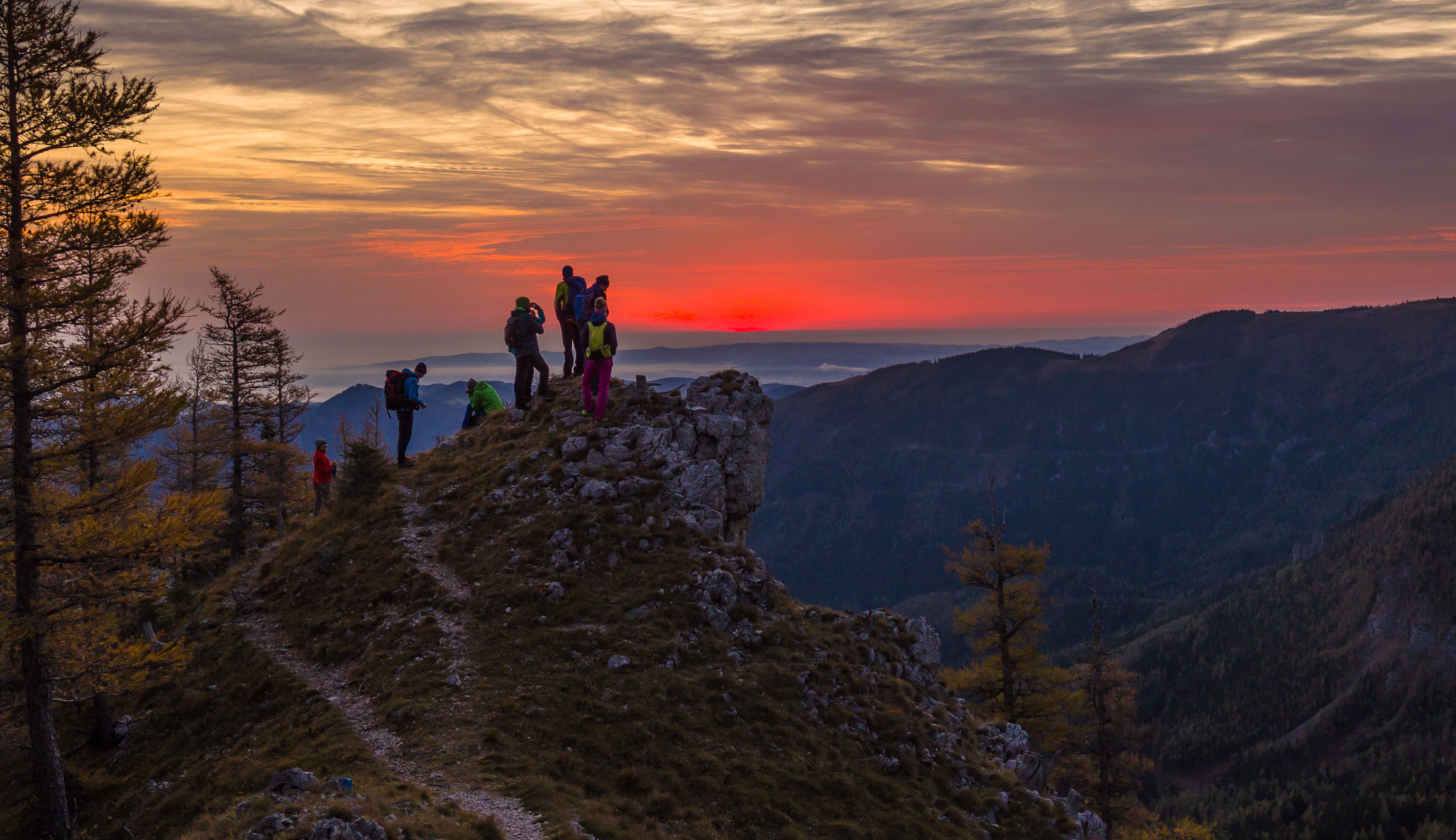 Wanderer am Gipfel bei Sonnenaufgang 