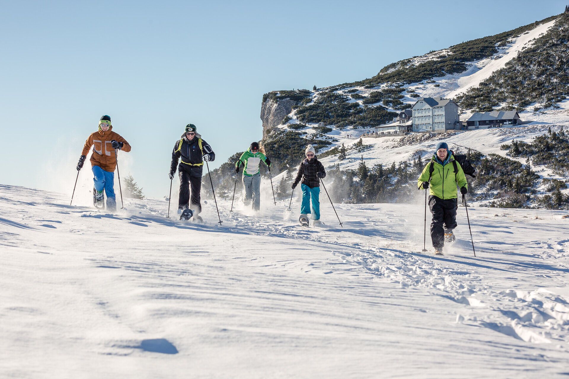 Die glitzernde Schneedecke lädt zu einem unvergesslichen Abenteuer ein, während die Gruppe fröhlich durch die winterliche Landschaft wandert. Umgeben von majestätischen Bergen und der klaren, frischen Luft, erleben die Teilnehmer die Ruhe und Schönheit der Natur in vollen Zügen.