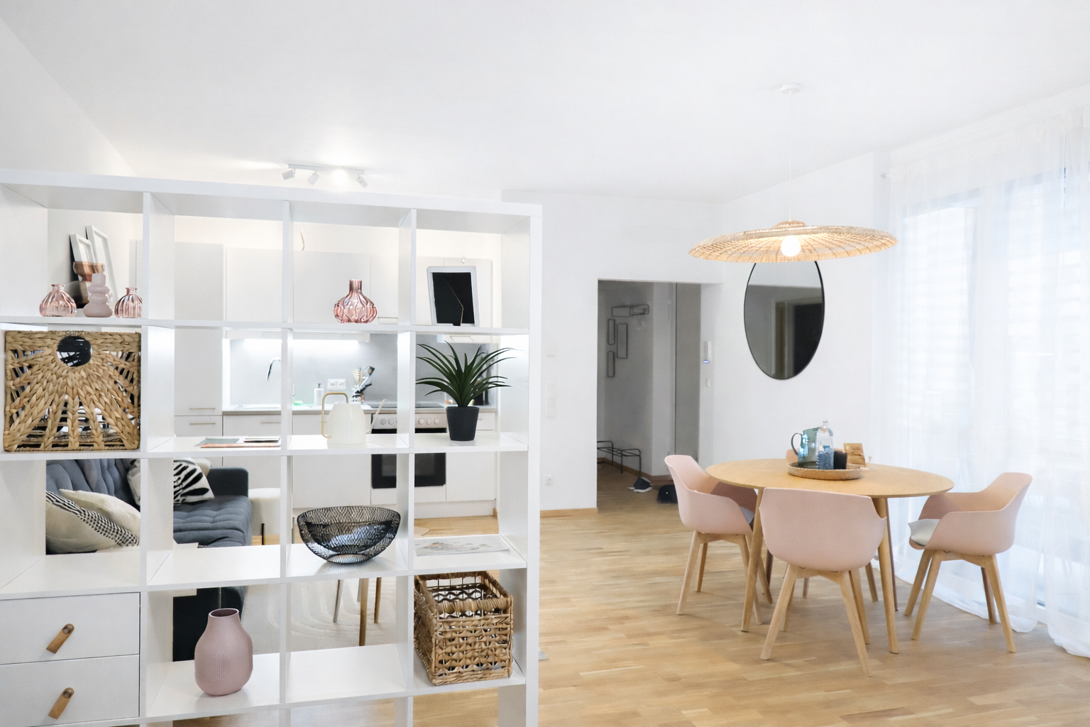 Helles Esszimmer, Raumteiler, Esstisch und beigen Wänden
