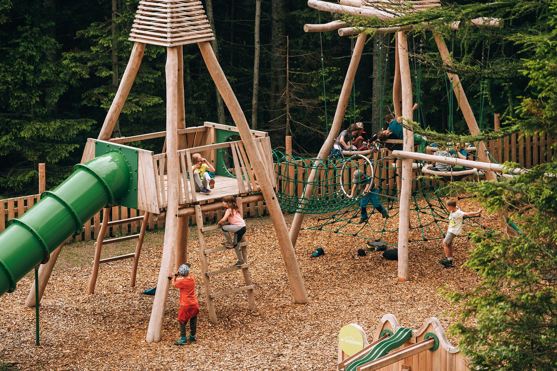 Der Waldseilgarten am Hirschenkogel Semmering bietet Spaß für alle.