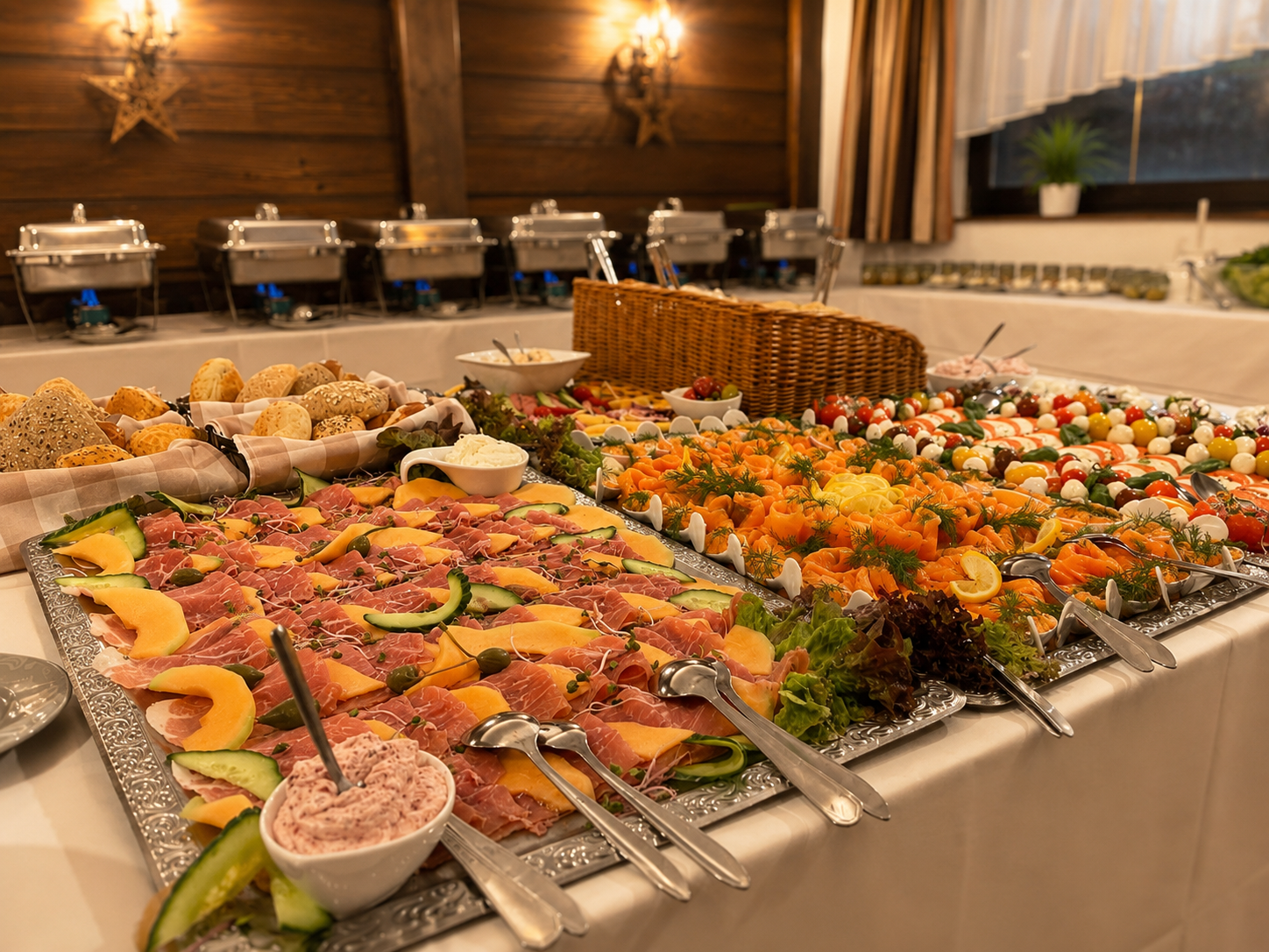 Ein reichhaltiges Buffet mit verschiedenen Speisen in einem Restaurant.