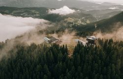 Blick auf die Bergstation der Bergbahn Semmering Hirschenkogel mit Liechtensteinhaus.
