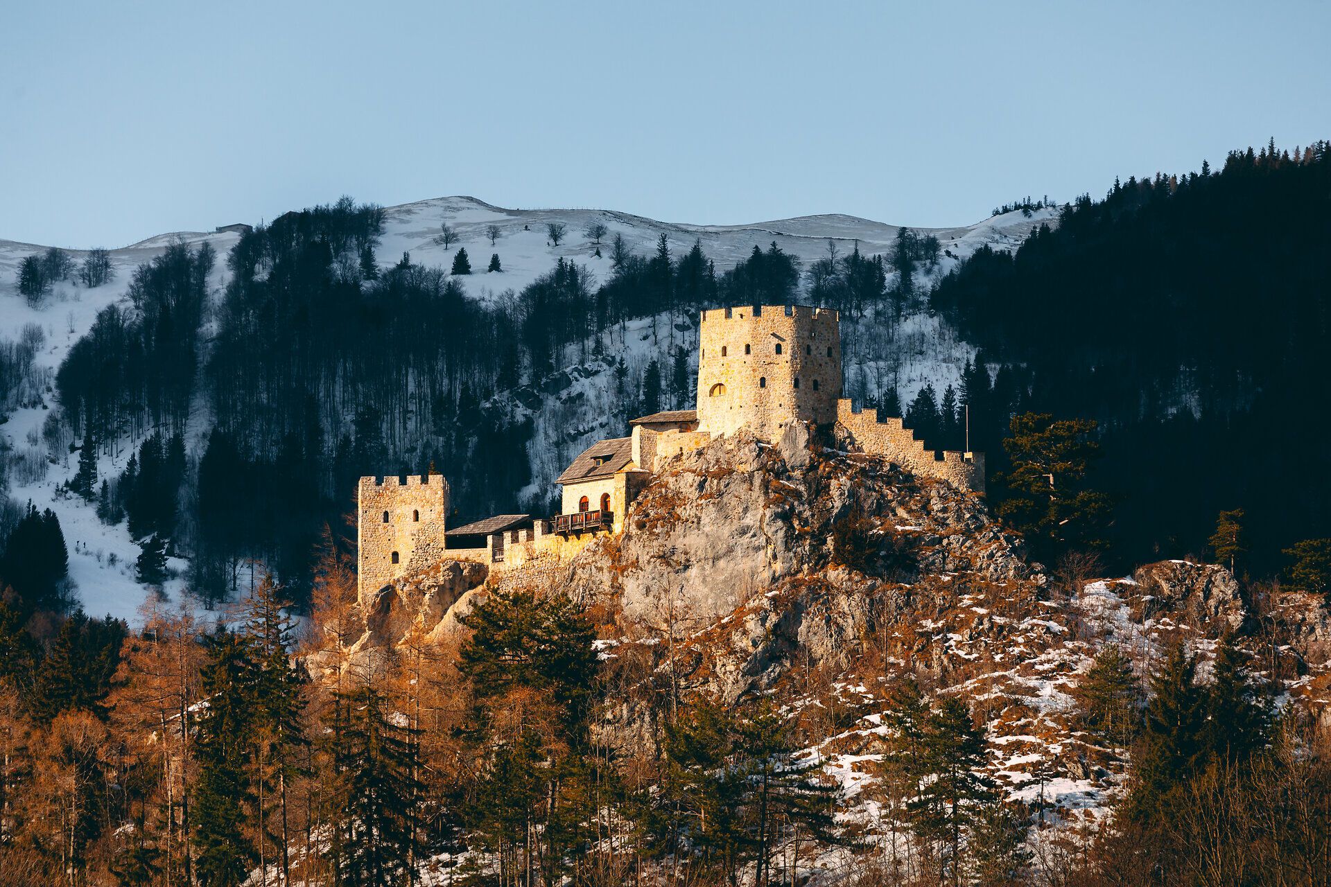 Die Burgruine Losenheim thront majestätisch auf einem schneebedeckten Hügel, umgeben von der winterlichen Pracht der Wiener Alpen. Die sanften Hügel und die schneebedeckten Bäume schaffen eine zauberhafte Kulisse, die zum Träumen einlädt. Hier erleben Besucher die Ruhe und Schönheit der Natur in ihrer reinsten Form.