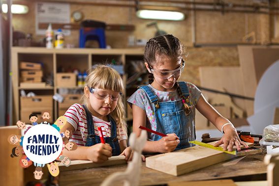 Zwei junge Mädchen, die mit Holz bauen. | family
