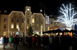 Adventmarkt und Lichte am Abend am Hauptplatz in Neunkirchen