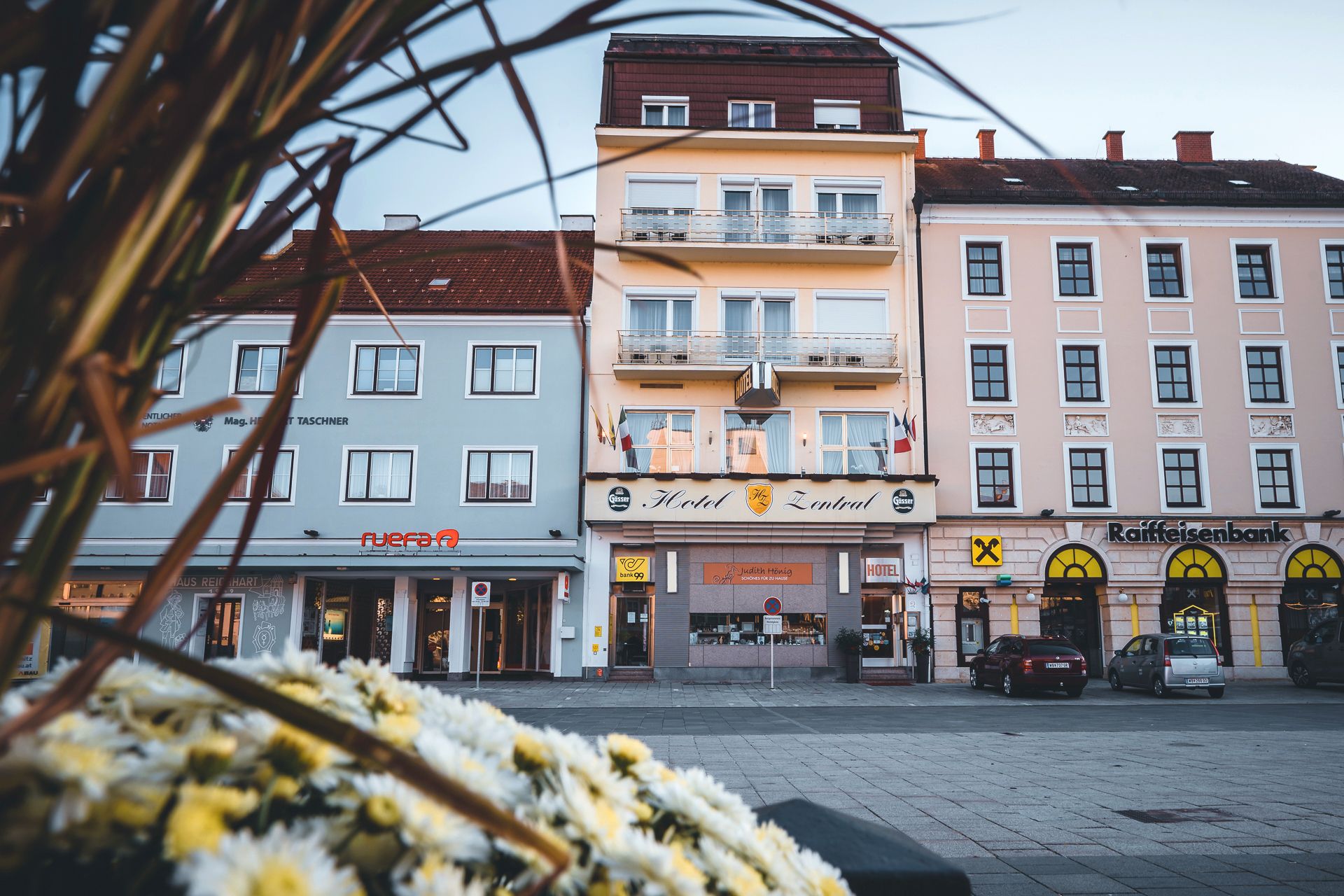 Hotel Zentral von außen mit gelber Fassade und Balkon
