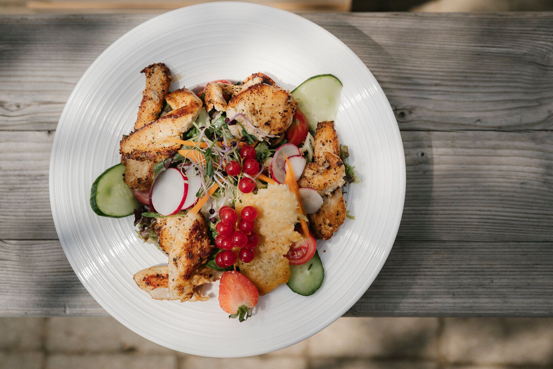 Salatteller mit gegrilltem Hühnerfleisch, Radieschen und Beeren im Lahning-Inn am Schneeberg
