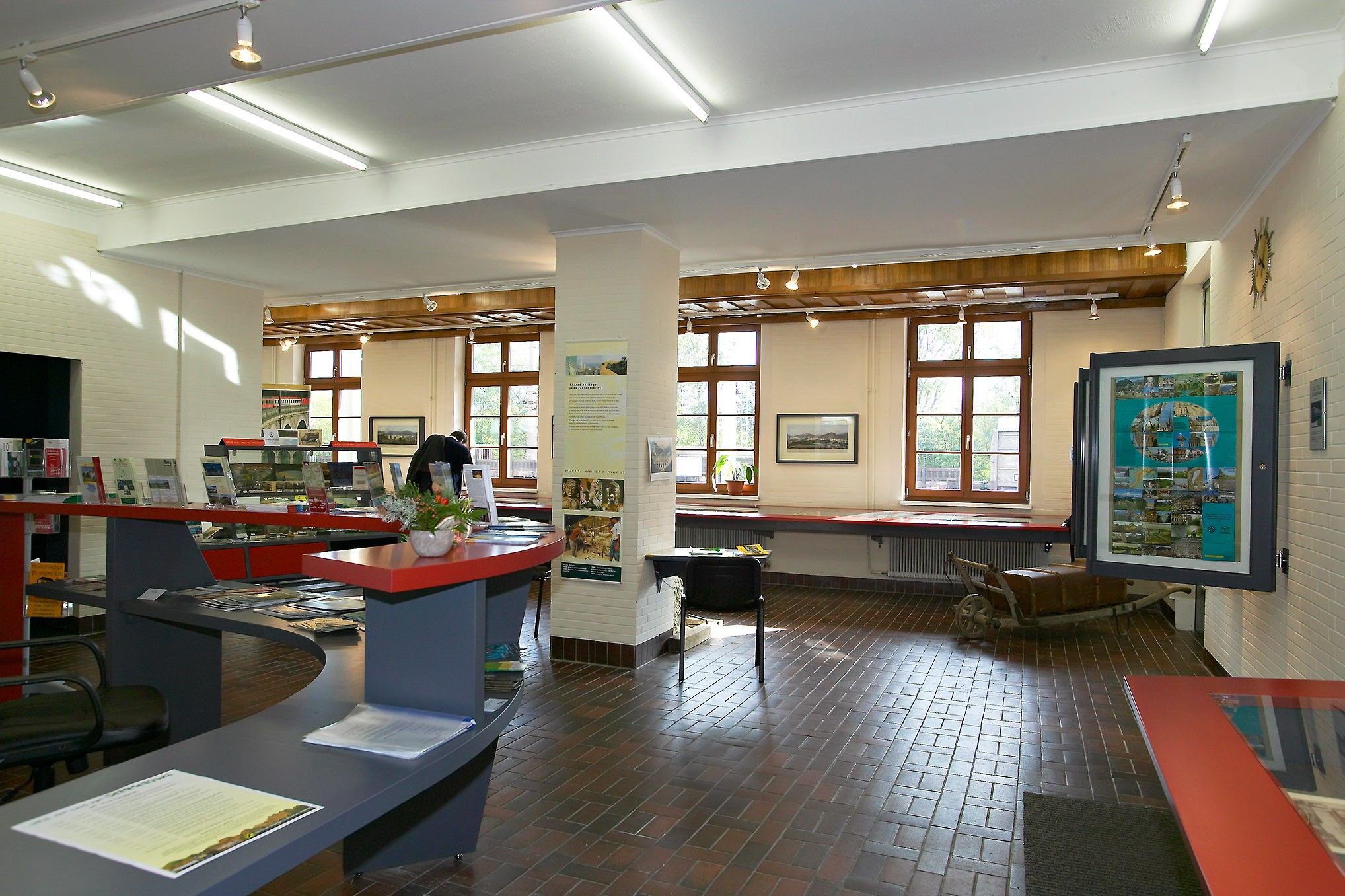 Innenansicht eines Museums mit Ausstellungsstücken und Informationsmaterial.