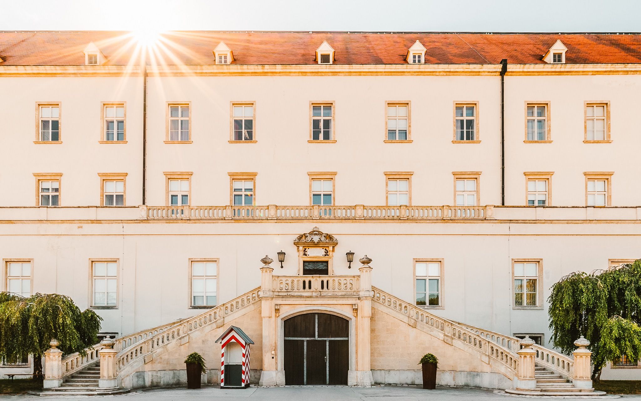 Frontansicht auf die historische Theresianische Militärakademie 