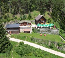 Luftaufnahme von der Pottschacherhütte mit Terrasse und Sonnenschirmen