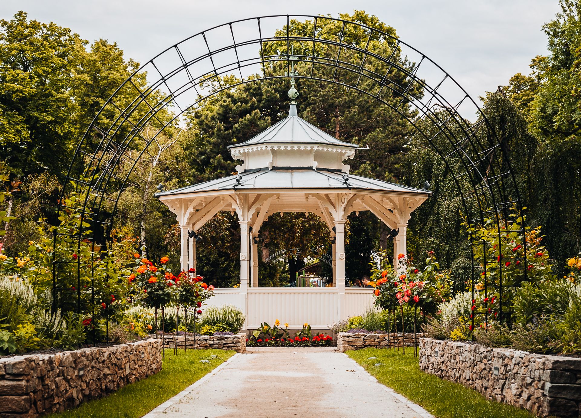 Pavillon im Stadtpark. Von Blumen und Bäumen umgeben. 