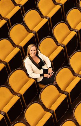 Maria Großbauer, sitzend im Saal des Stadttheaters Wiener Neustadt