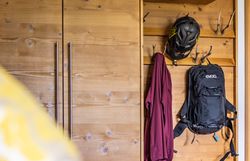 Zimmer mit Bikeutensillien in der Garderobe