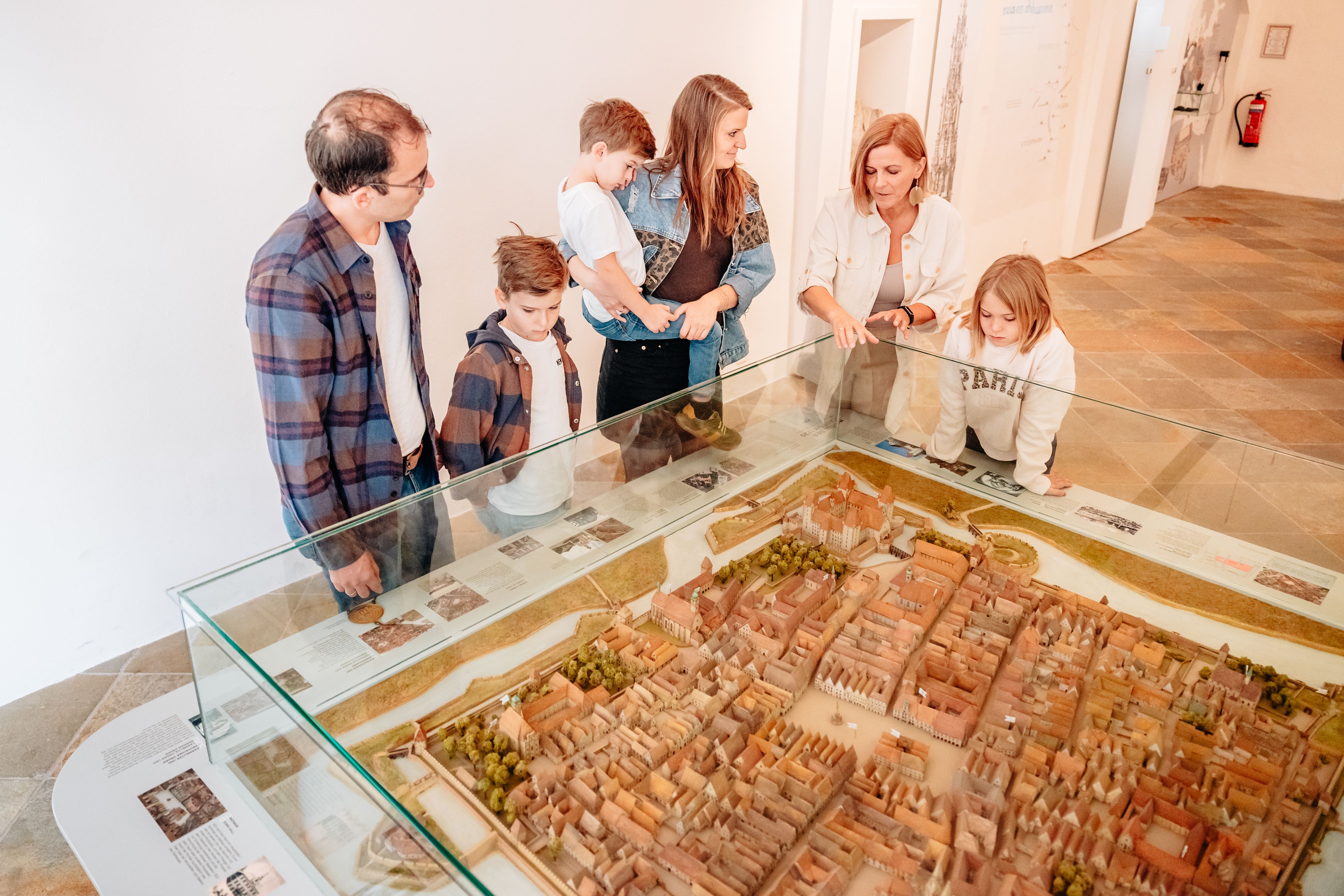 Familie bei der Kinderführung im Museum 